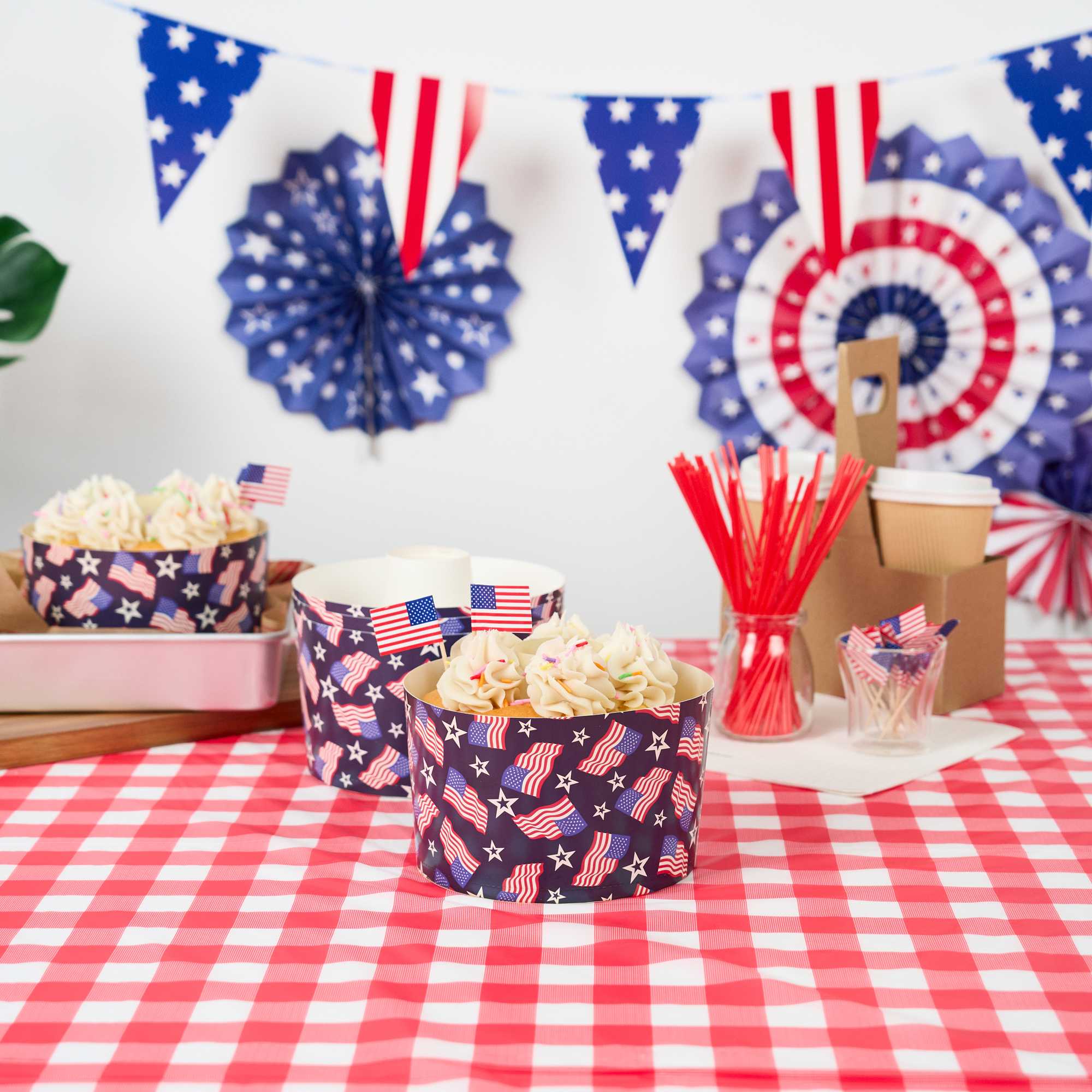 Panificio 53 oz Paper Angel Food Tube Pan - American Flag, Greaseproof - 5 3/4" x 5 3/4" x 3 3/4" - 100 count box