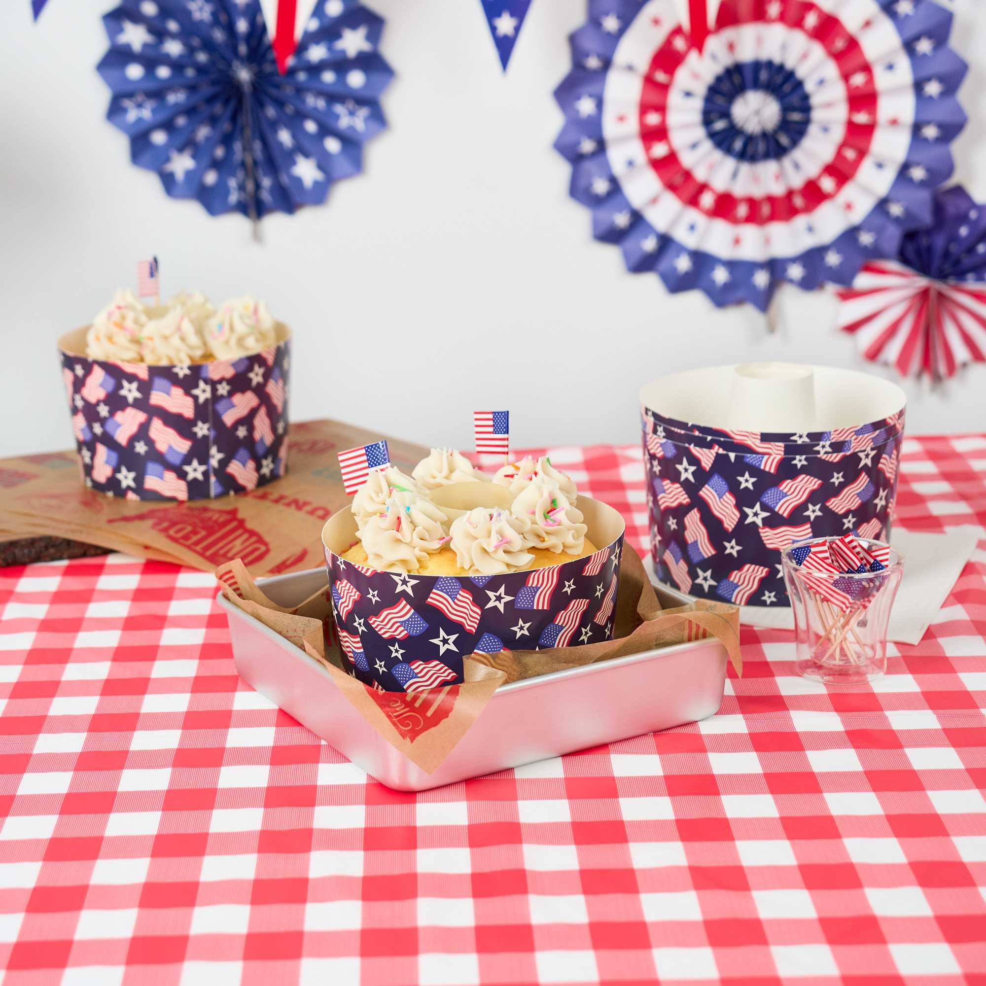 Panificio 53 oz Paper Angel Food Tube Pan - American Flag, Greaseproof - 5 3/4" x 5 3/4" x 3 3/4" - 100 count box