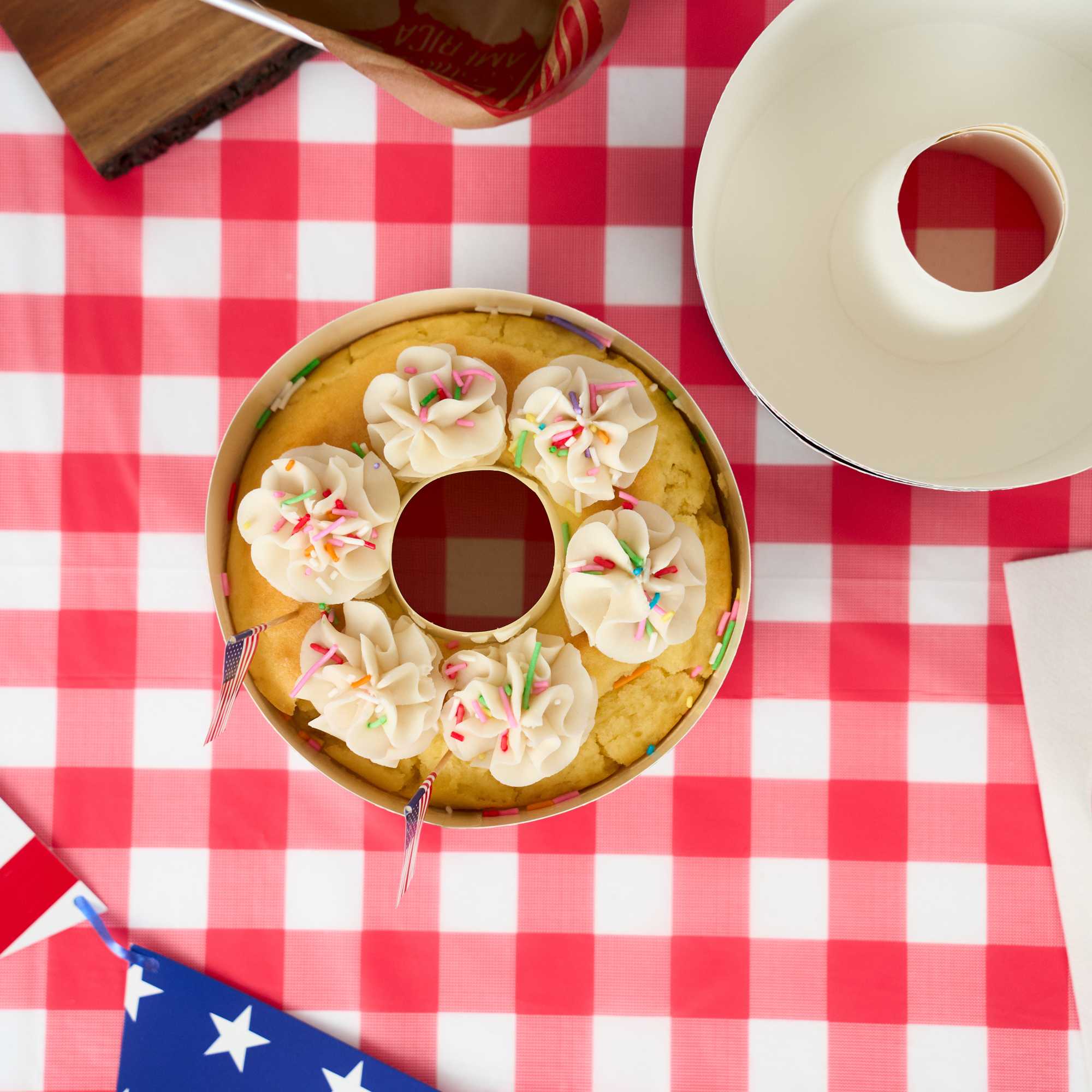 Panificio 53 oz Paper Angel Food Tube Pan - American Flag, Greaseproof - 5 3/4" x 5 3/4" x 3 3/4" - 400 count box