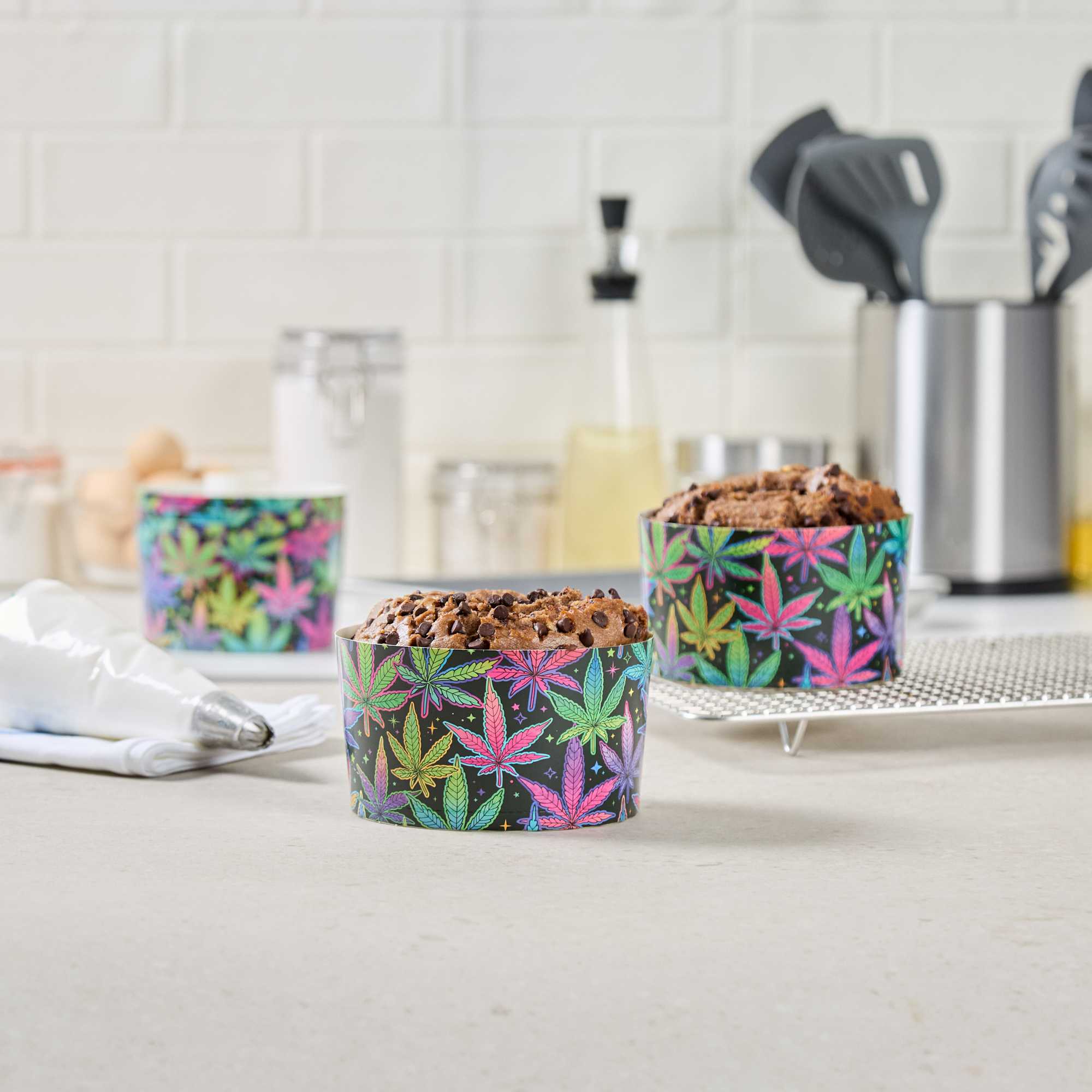 Panificio 22 oz Paper Angel Food Tube Pan - Trippy Leaf Print, Greaseproof - 4 1/2" x 4 1/2" x 2 3/4" - 100 count box