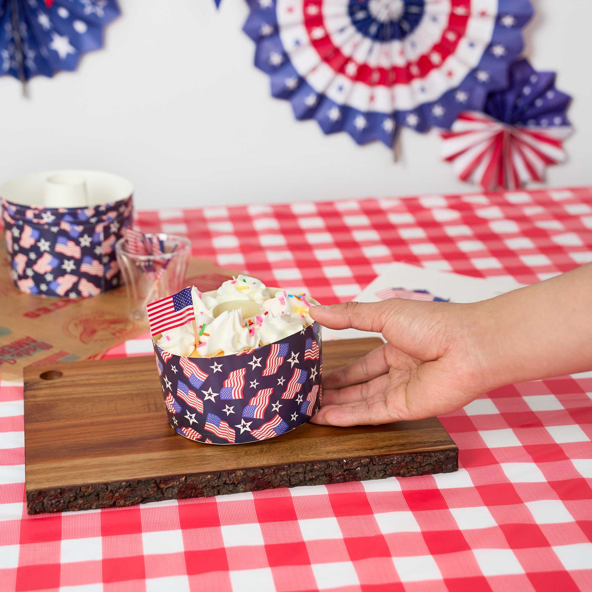 Panificio 22 oz Paper Angel Food Tube Pan - American Flag, Greaseproof - 4 1/2" x 4 1/2" x 2 3/4" - 100 count box