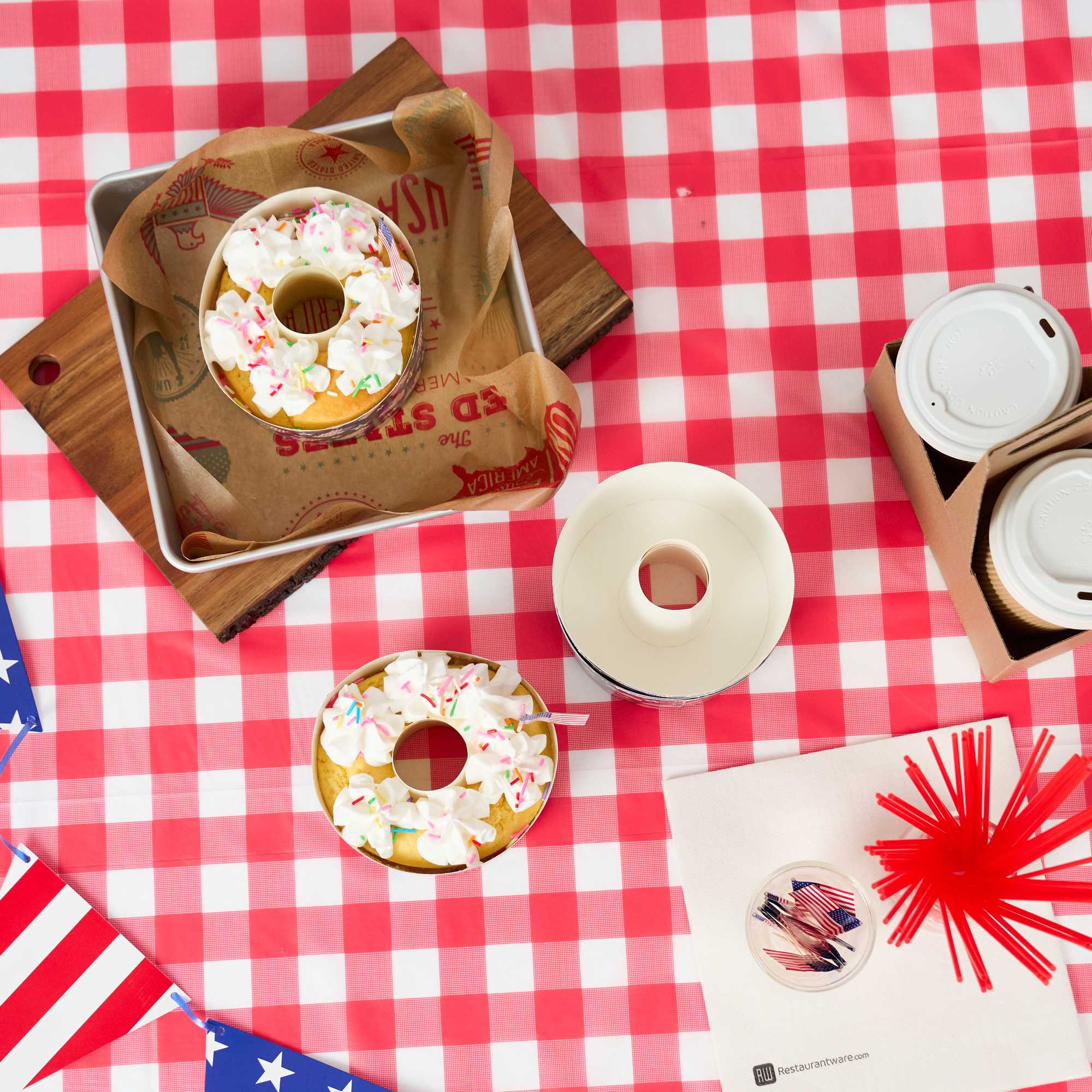 Panificio 22 oz Paper Angel Food Tube Pan - American Flag, Greaseproof - 4 1/2" x 4 1/2" x 2 3/4" - 900 count box