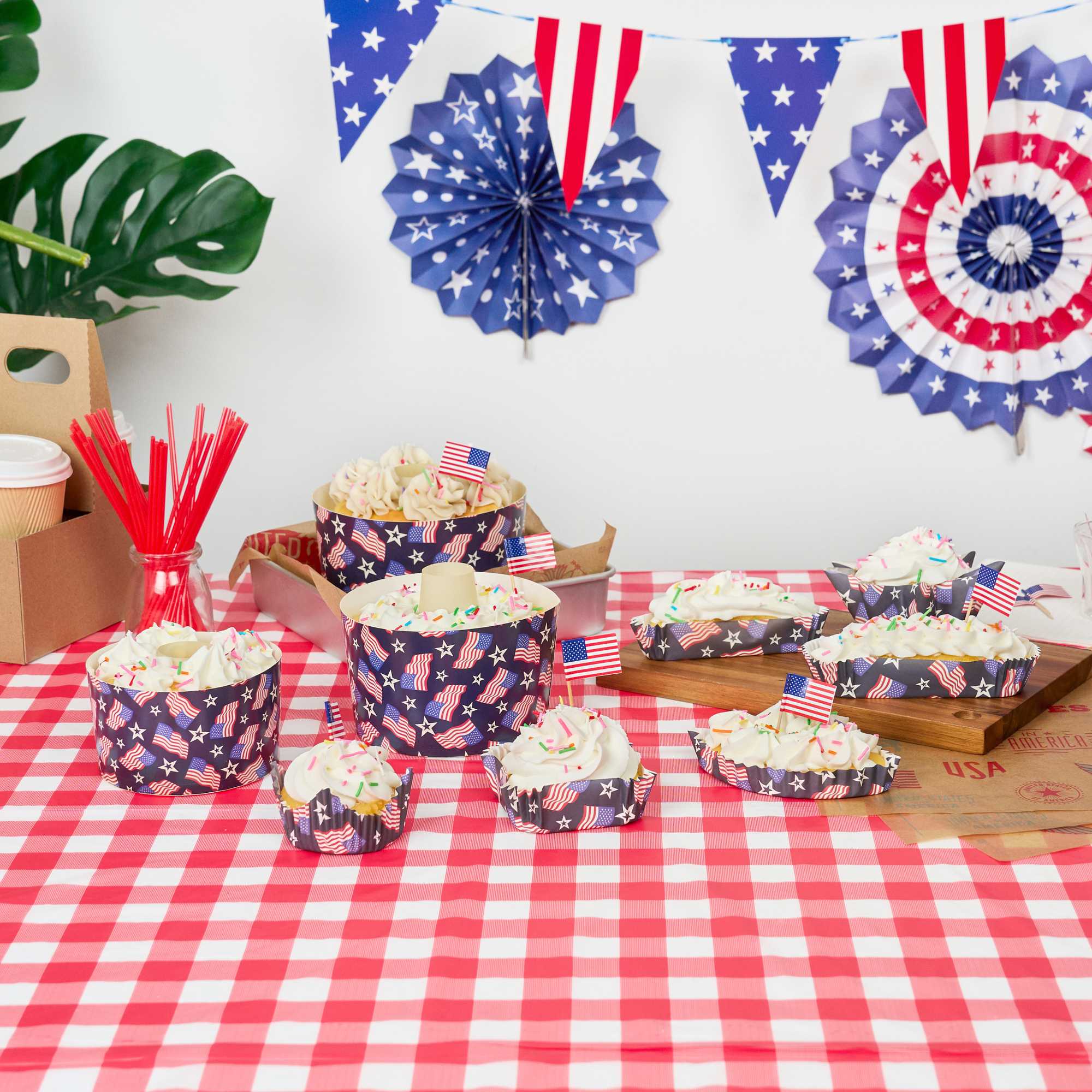 Panificio 22 oz Paper Angel Food Tube Pan - American Flag, Greaseproof - 4 1/2" x 4 1/2" x 2 3/4" - 900 count box