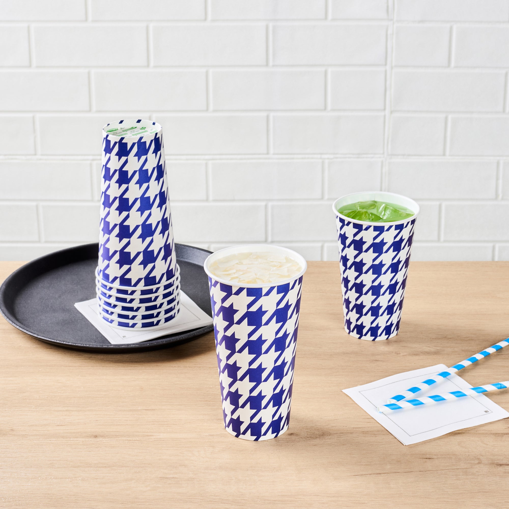 Chef 101 20 oz Round Blue Houndstooth Paper Cold Cup - 3 1/2" x 3 1/2" x 6 1/4" - 25 count box