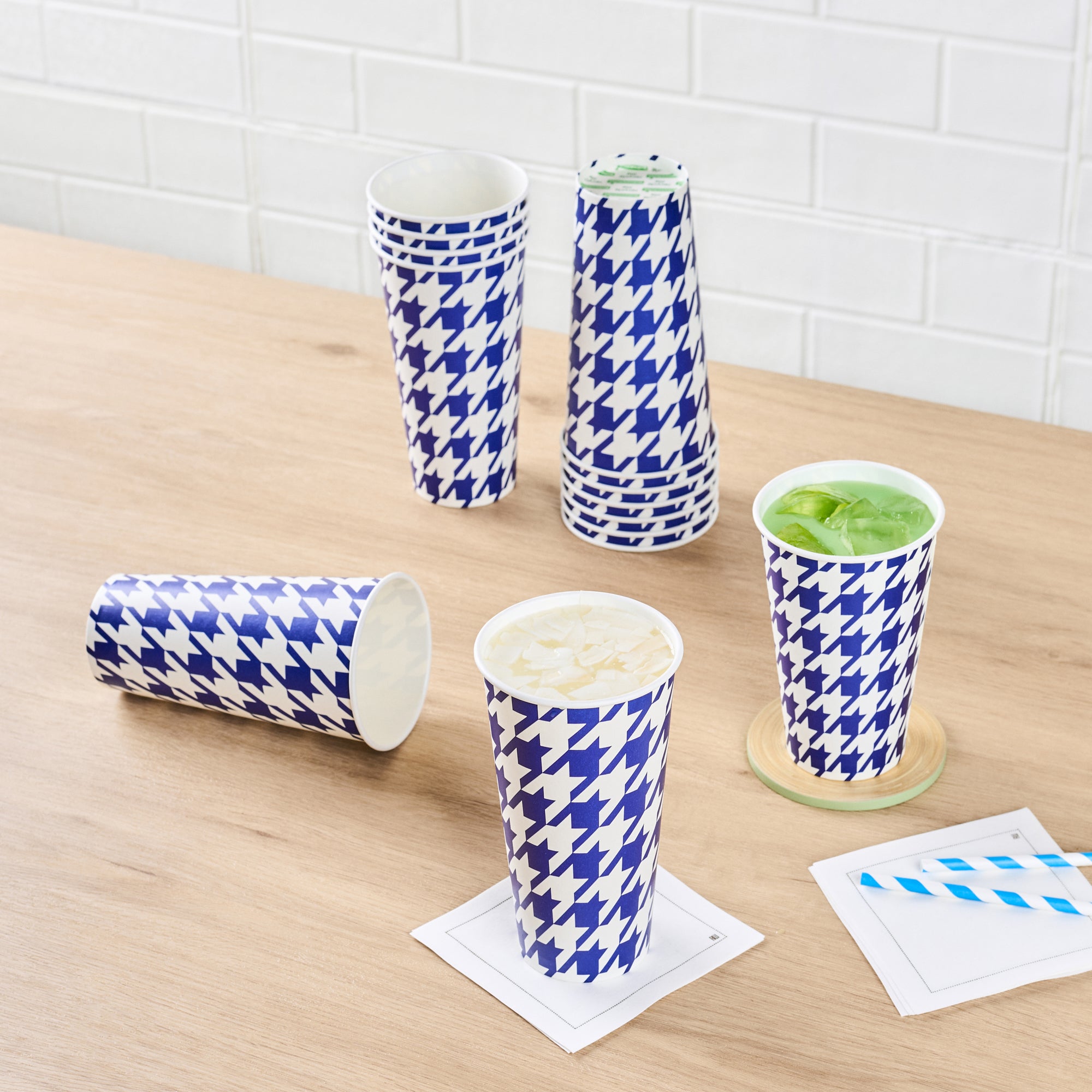 Chef 101 20 oz Round Blue Houndstooth Paper Cold Cup - 3 1/2" x 3 1/2" x 6 1/4" - 25 count box