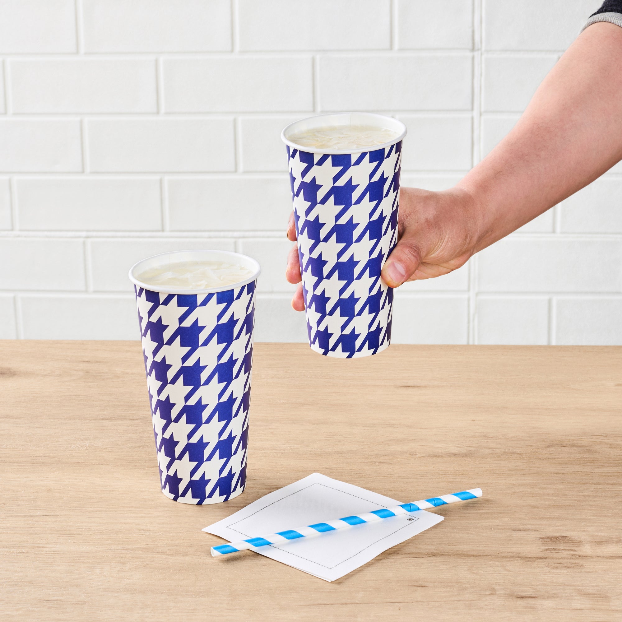 Chef 101 20 oz Round Blue Houndstooth Paper Cold Cup - 3 1/2" x 3 1/2" x 6 1/4" - 500 count box