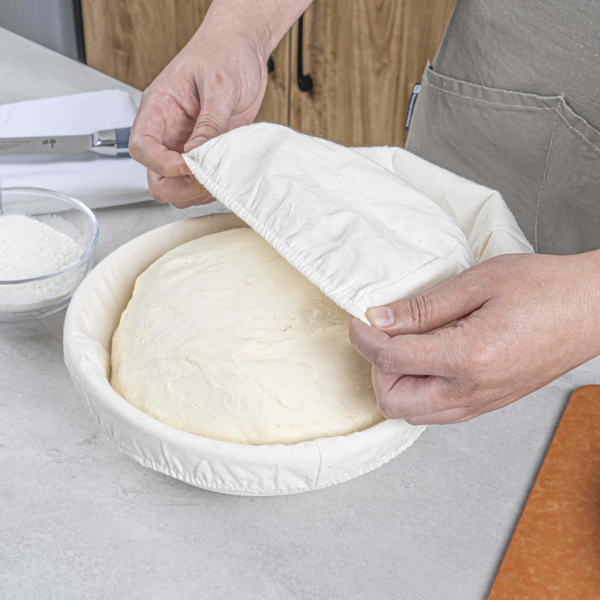 Pastry Tek Rattan Round Natural Banneton Proofing Basket - with 2 Cotton Liners - 9" x 9" x 3 1/4" - 1 count box