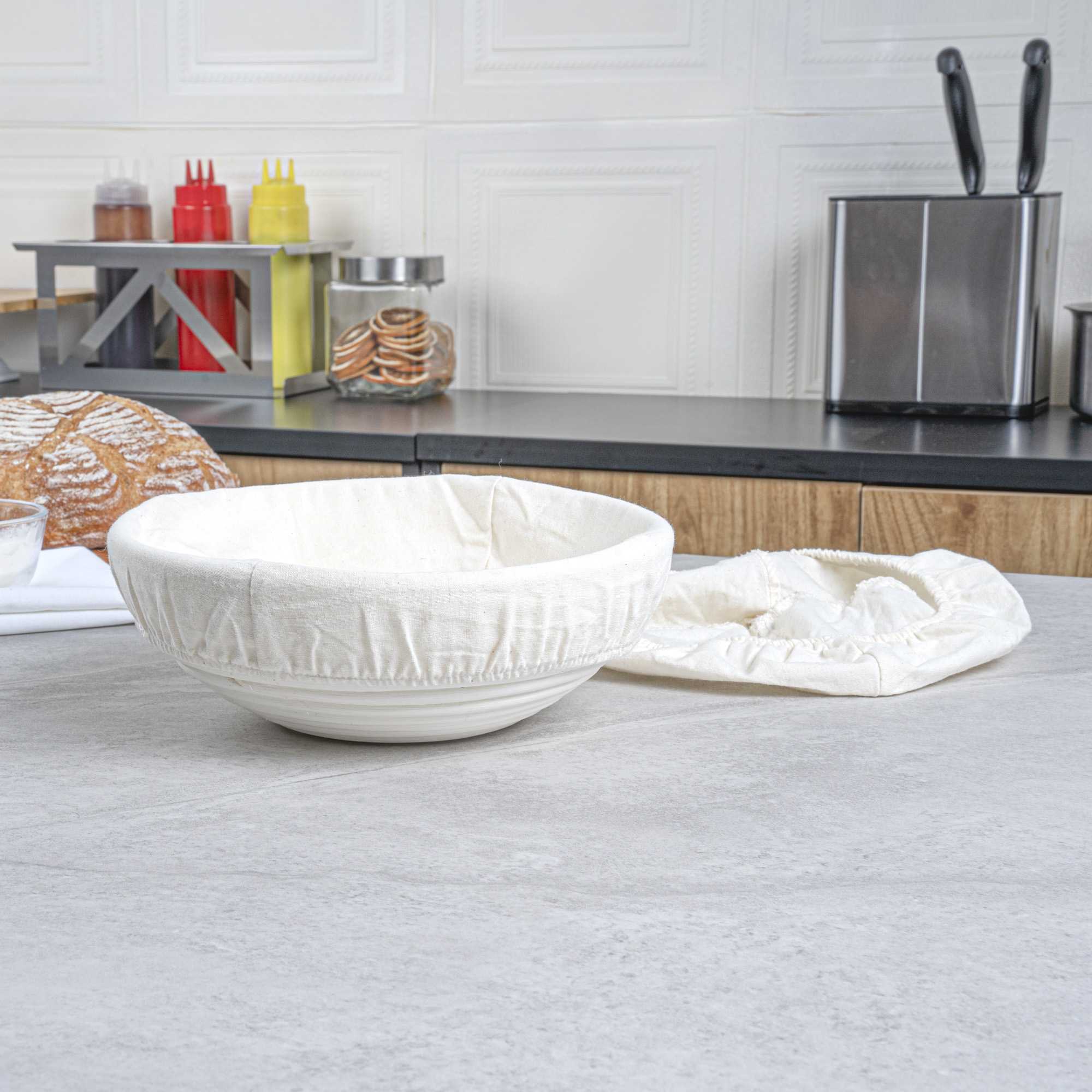 Pastry Tek Rattan Round Natural Banneton Proofing Basket - with 2 Cotton Liners - 9" x 9" x 3 1/4" - 10 count box