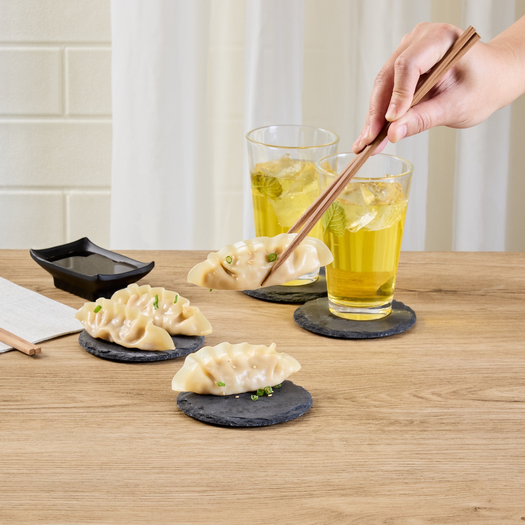 Stone Tek Round Black Slate Appetizer / Tasting Plate - 4" x 4" - 10 count box