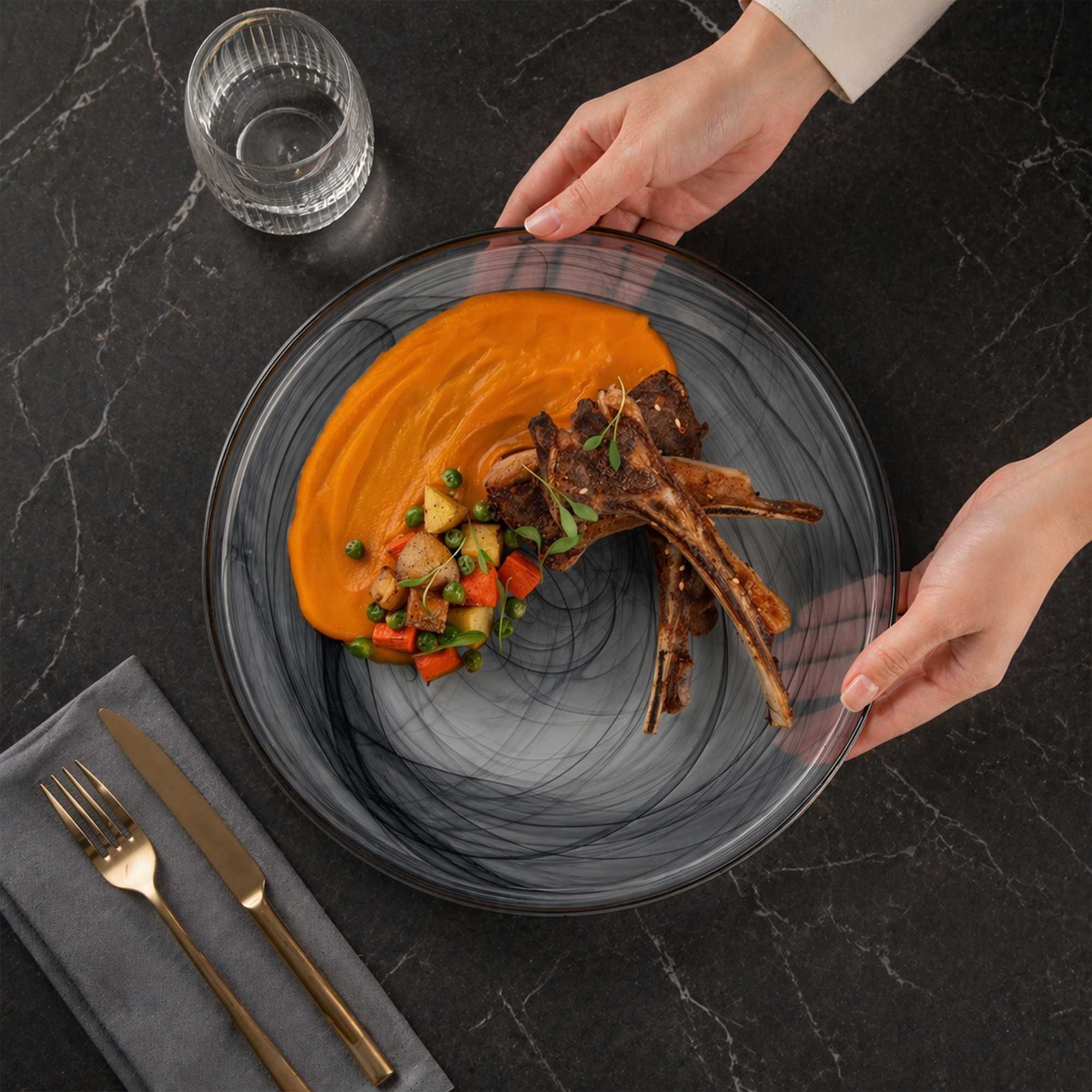 Vetri Round Black Glass Alabaster Plate - 11" x 11" x 1 1/4" - 1 count box