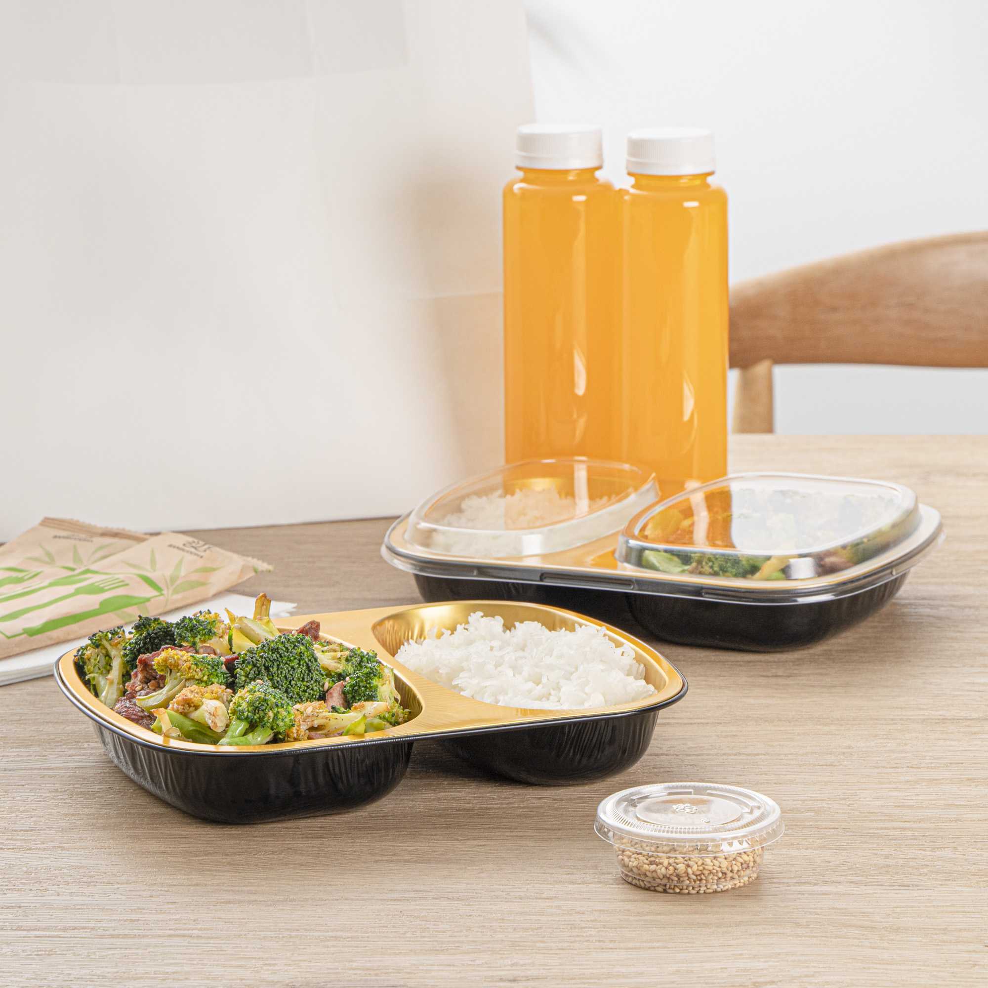 Foil Lux 28 oz Rectangle Black and Gold Aluminum Container - 2-Compartment - 9" x 7" x 1 1/2" - 100 count box