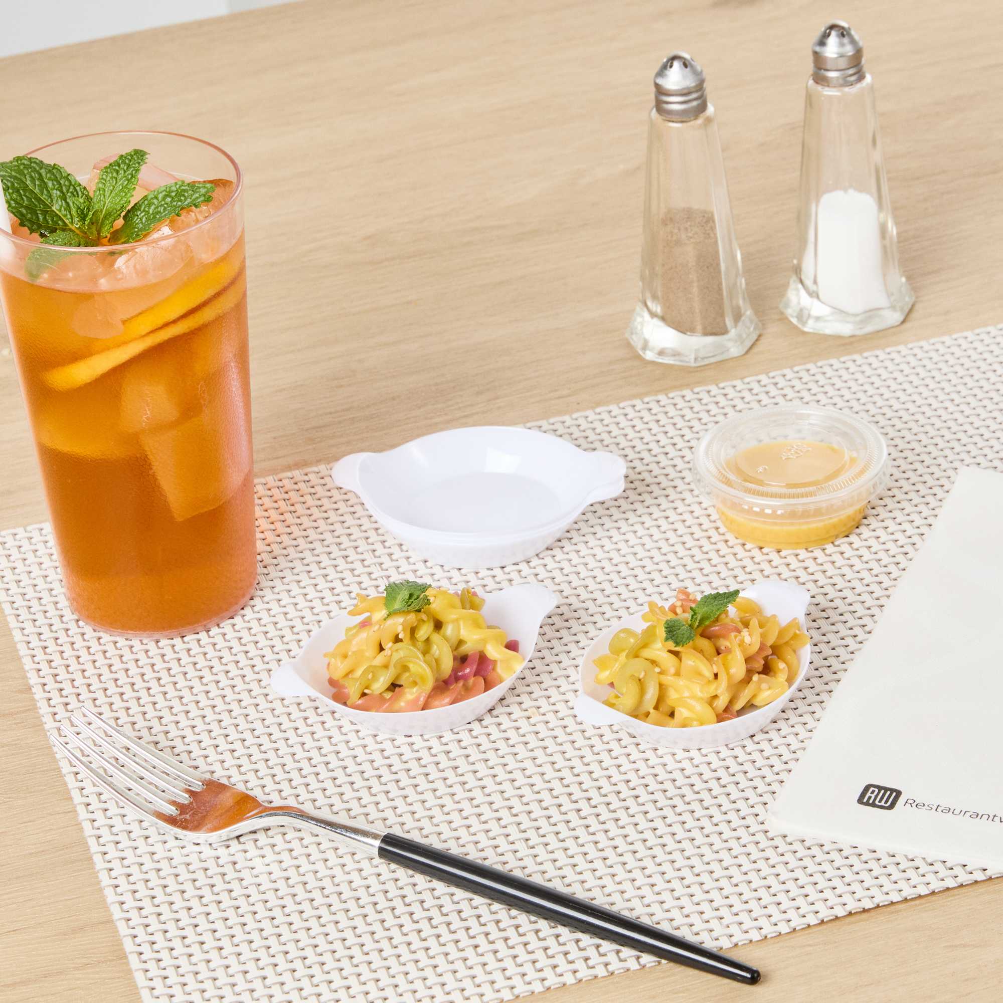 Mini Serve Oval White Plastic Mini Handled Plate - 3 3/4" x 2 1/2" - 100 count box