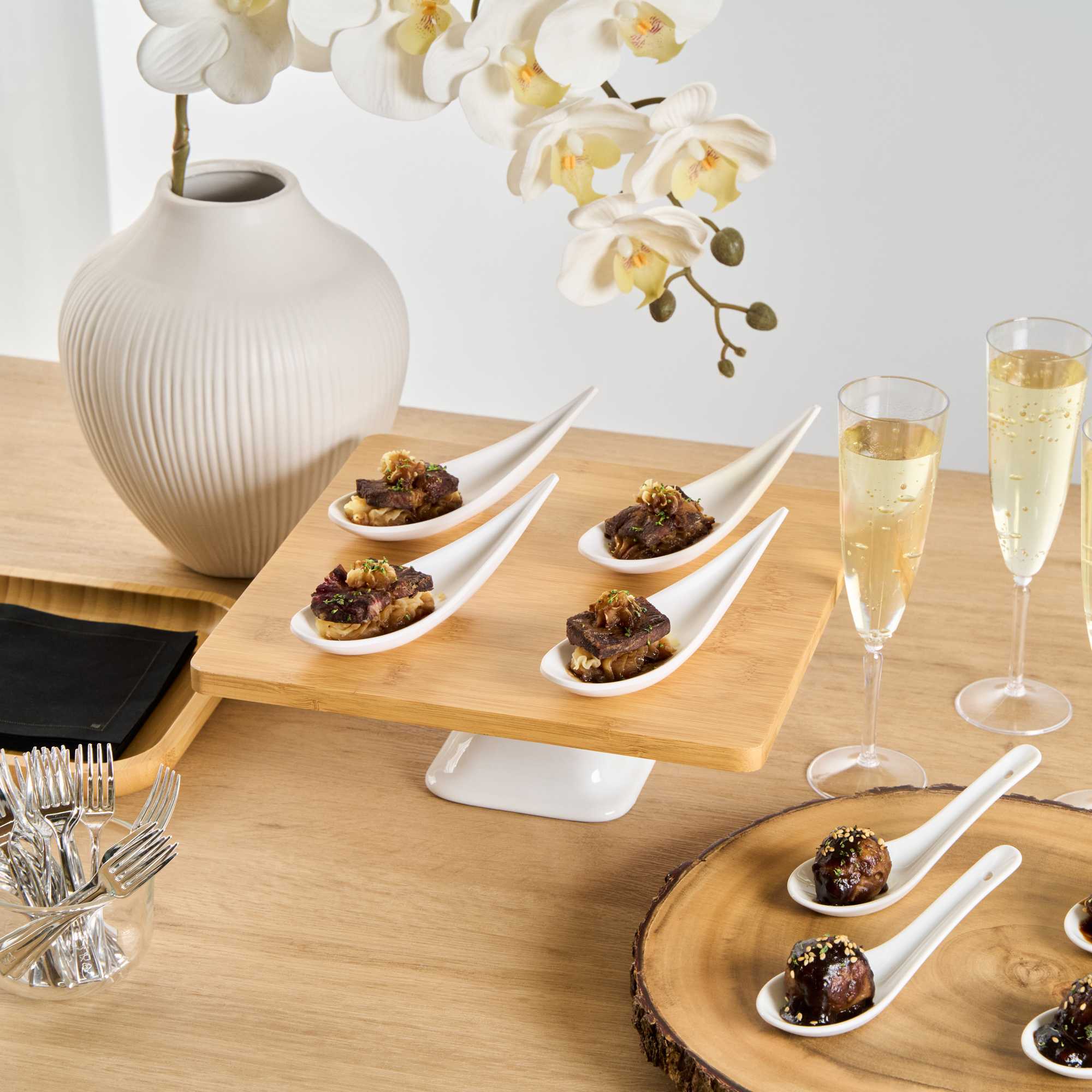 Voga Teardrop White Melamine Tasting Spoon - Japonais, Moderna - 4 1/4" x 1 3/4" x 1 3/4" - 10 count box