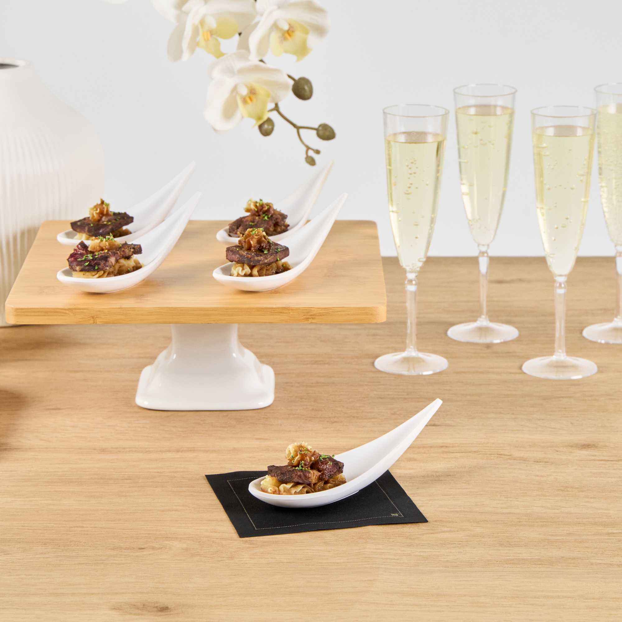 Voga Teardrop White Melamine Tasting Spoon - Japonais, Moderna - 4 1/4" x 1 3/4" x 1 3/4" - 10 count box