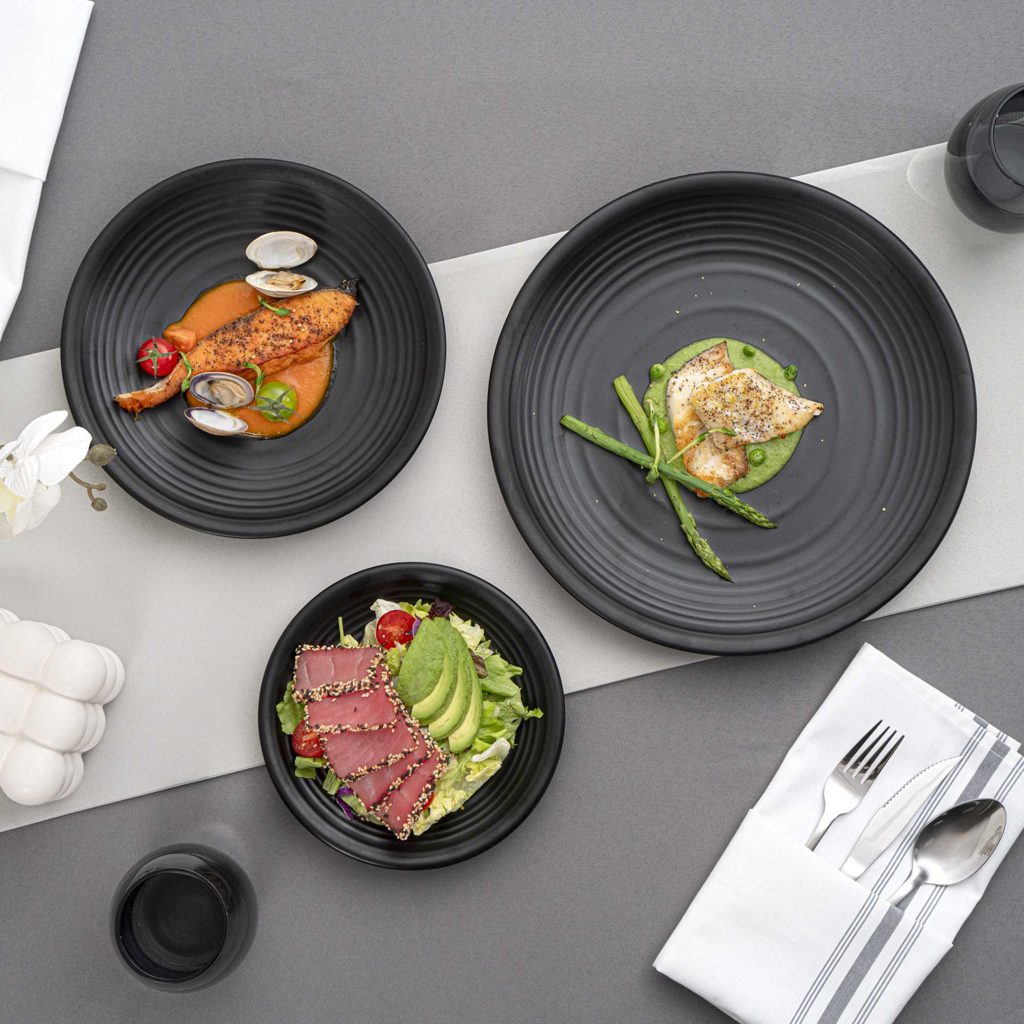 Voga Round Black Melamine Small Plate - Japonais, Black Stone - 8" x 8" x 1" - 10 count box