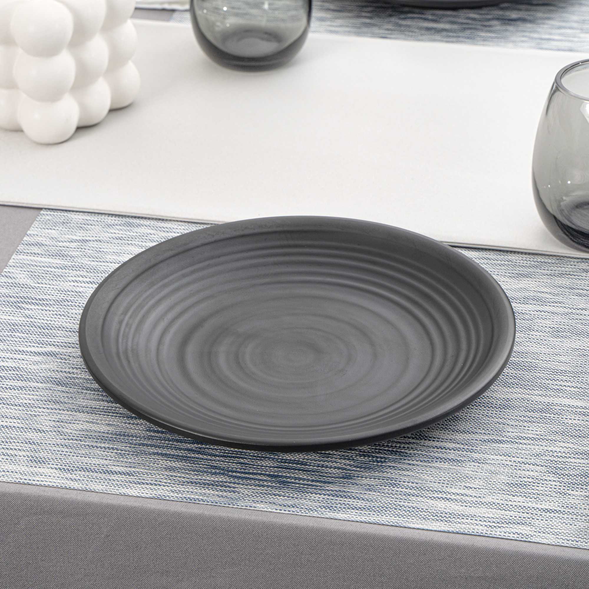 Voga Round Black Melamine Medium Plate - Japonais, Black Stone - 10" x 10" x 1 1/4" - 10 count box