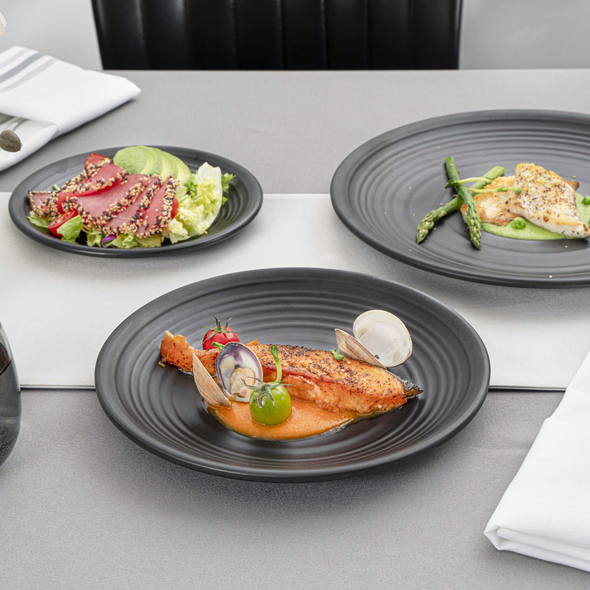 Voga Round Black Melamine Medium Plate - Japonais, Black Stone - 10" x 10" x 1 1/4" - 10 count box