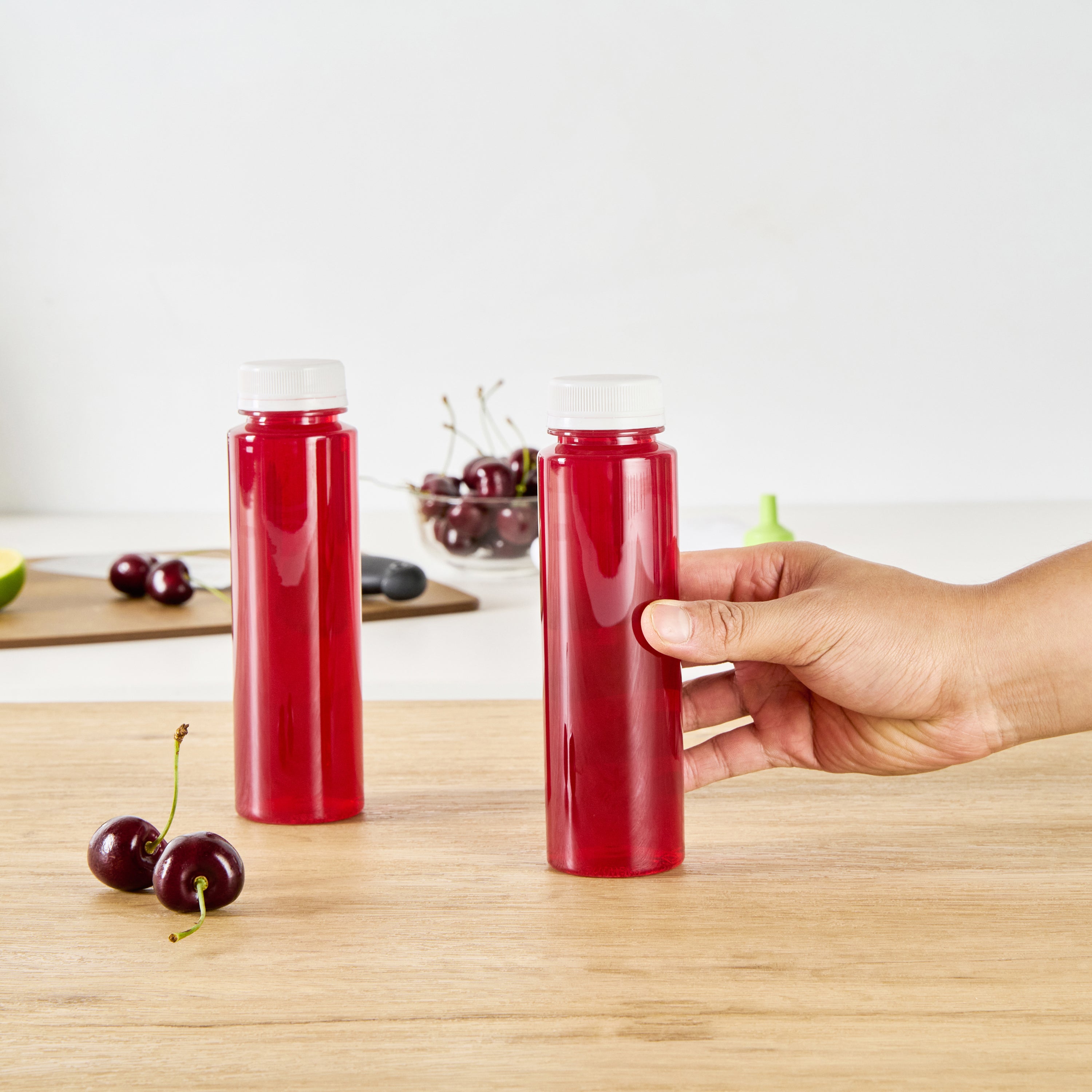 Bottle Tek 8 oz Round Clear Plastic Cold Pressed Juice Bottle - with Safety Cap - 2" x 2" x 6 3/4" - 100 count box