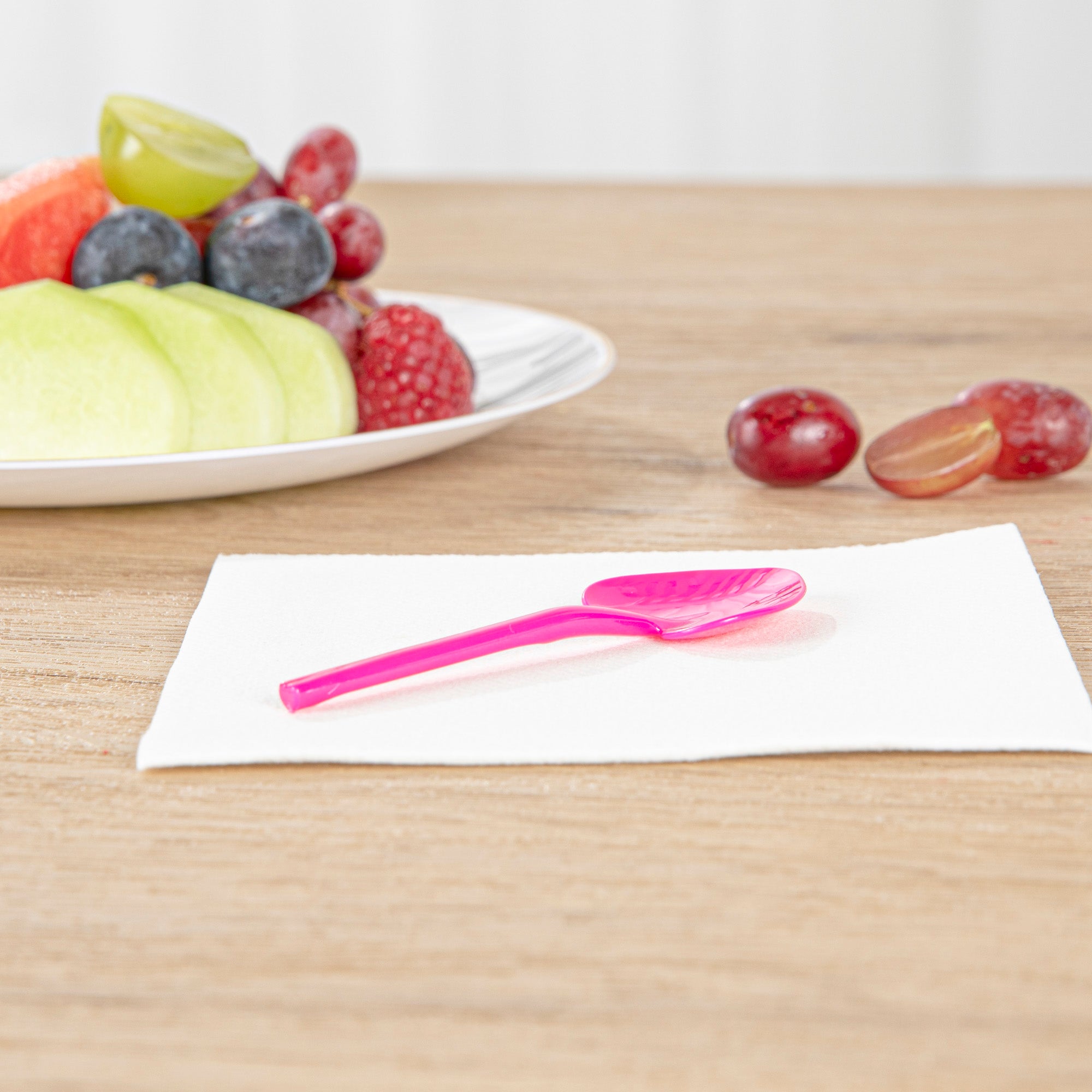 Coppetta Magenta Plastic Love Shovel Spoon - 3 1/2" x 1 1/4" - 500 count box