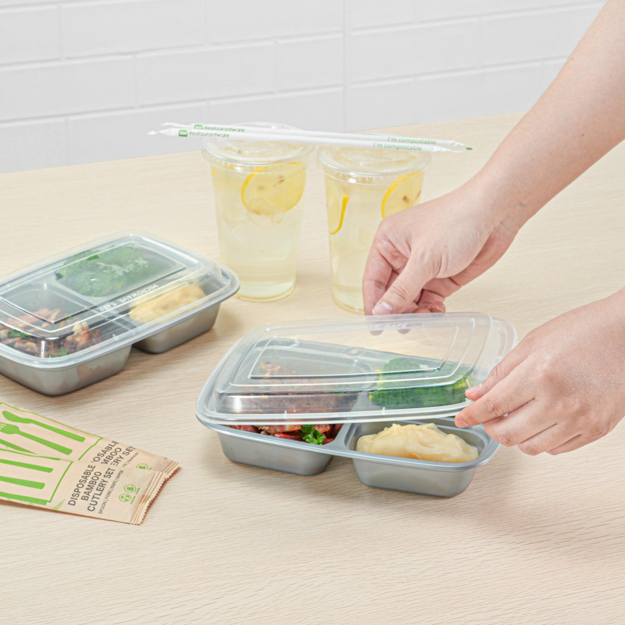 Asporto 26 oz Silver Plastic 3 Compartment Food Container - with Clear Lid, Microwavable - 8 3/4" x 6" x 1 3/4" - 100 count box