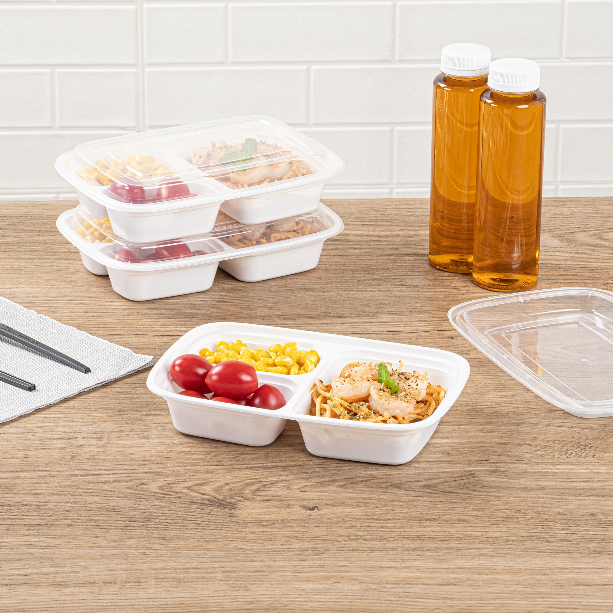 Asporto 26 oz White Plastic 3 Compartment Food Container - with Clear Lid, Microwavable - 8 3/4" x 6" x 1 3/4" - 100 count box