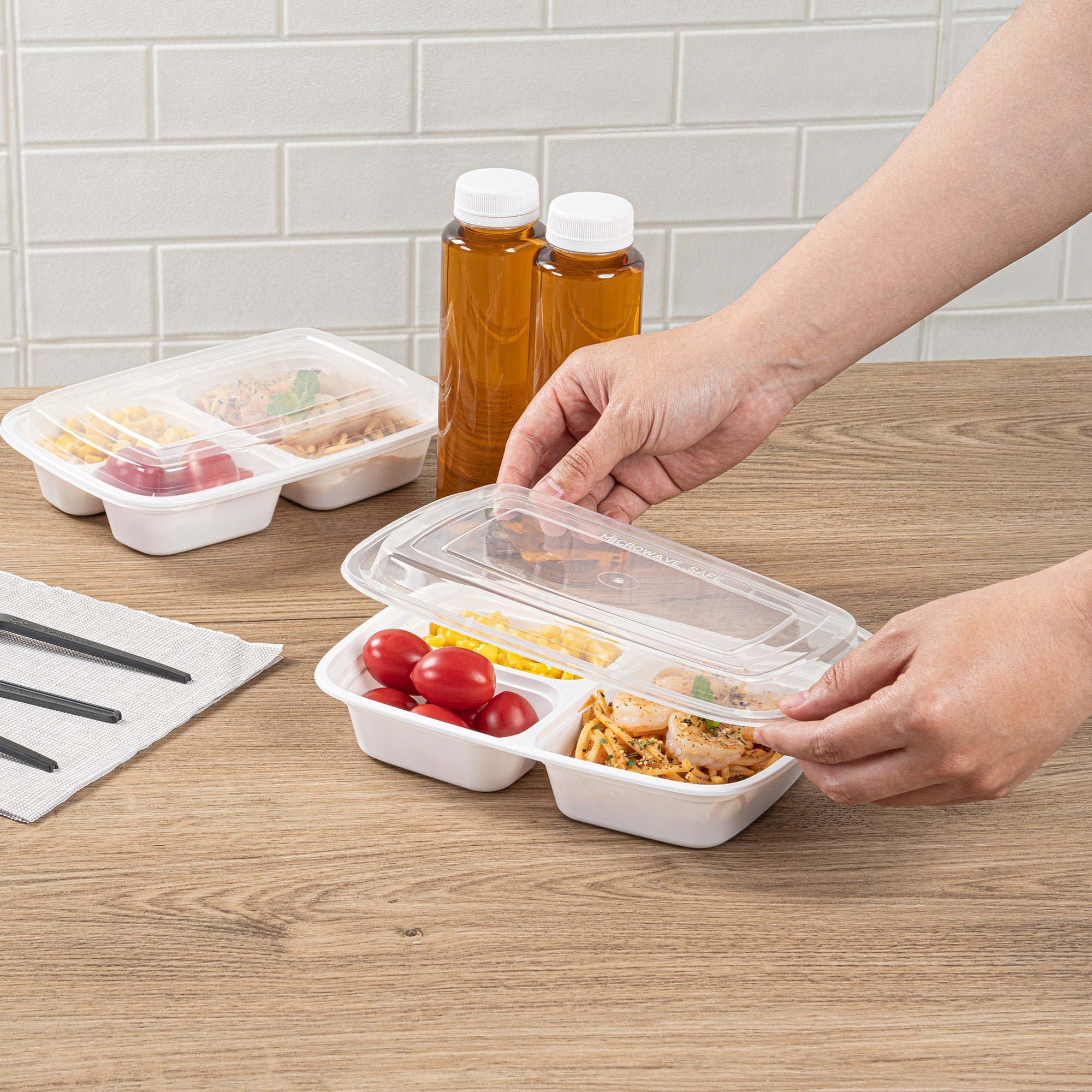 Asporto 26 oz White Plastic 3 Compartment Food Container - with Clear Lid, Microwavable - 8 3/4" x 6" x 1 3/4" - 50 count box