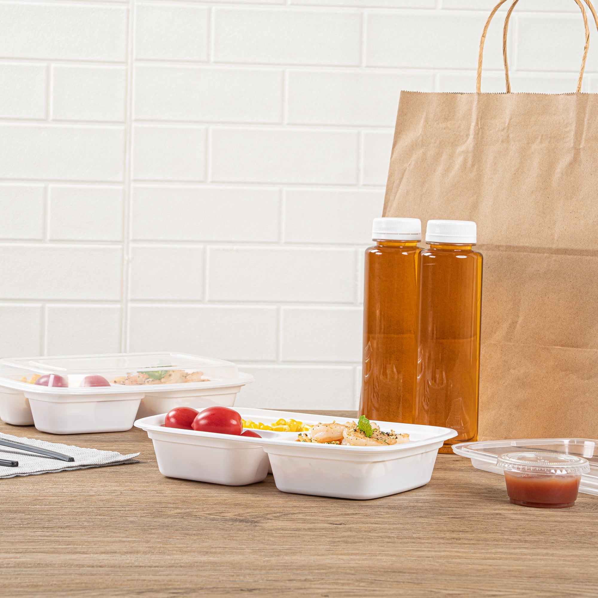 Asporto 26 oz White Plastic 3 Compartment Food Container - with Clear Lid, Microwavable - 8 3/4" x 6" x 1 3/4" - 50 count box