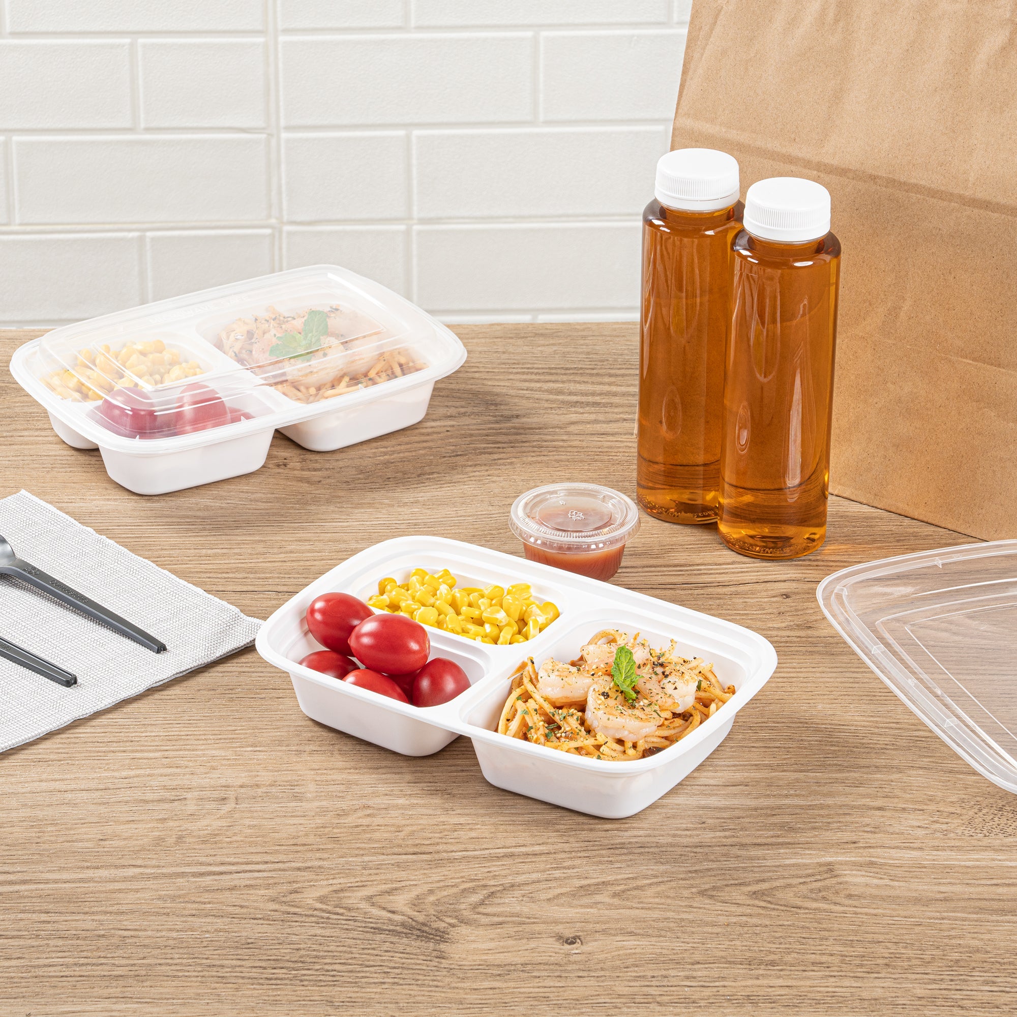Asporto 26 oz White Plastic 3 Compartment Food Container - with Clear Lid, Microwavable - 8 3/4" x 6" x 1 3/4" - 100 count box