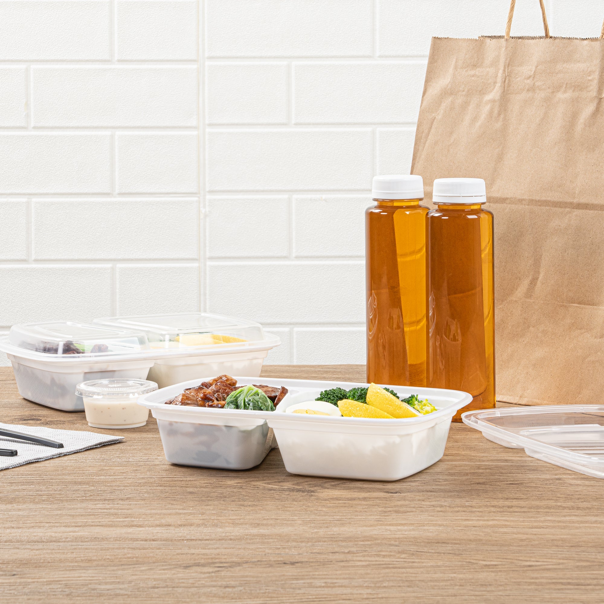 Asporto 32 oz White Plastic 2 Compartment Food Container - with Clear Lid, Microwavable - 8 3/4" x 6" x 2" - 50 count box