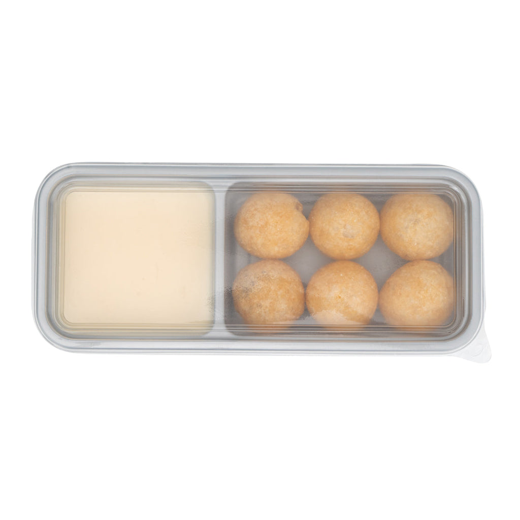 Futura 20 oz Silver Plastic Wide 2-Compartment Catering Container - with Clear Lid, Microwavable - 8 3/4" x 3 3/4" x 1 3/4" - 100 count box