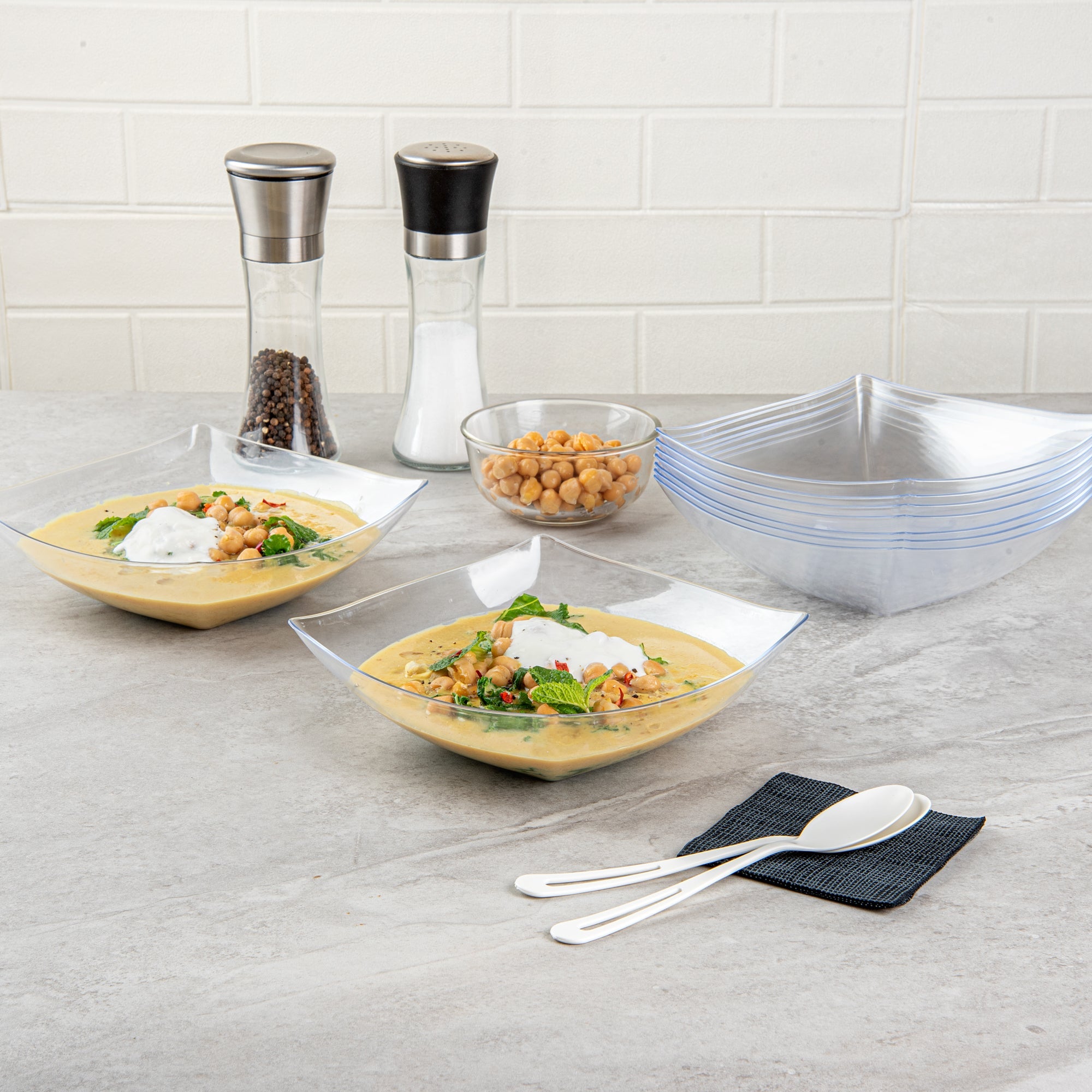 Moderna 32 oz Square Clear Plastic Bowl - 7 3/4" x 7 3/4" x 2 1/4" - 10 count box