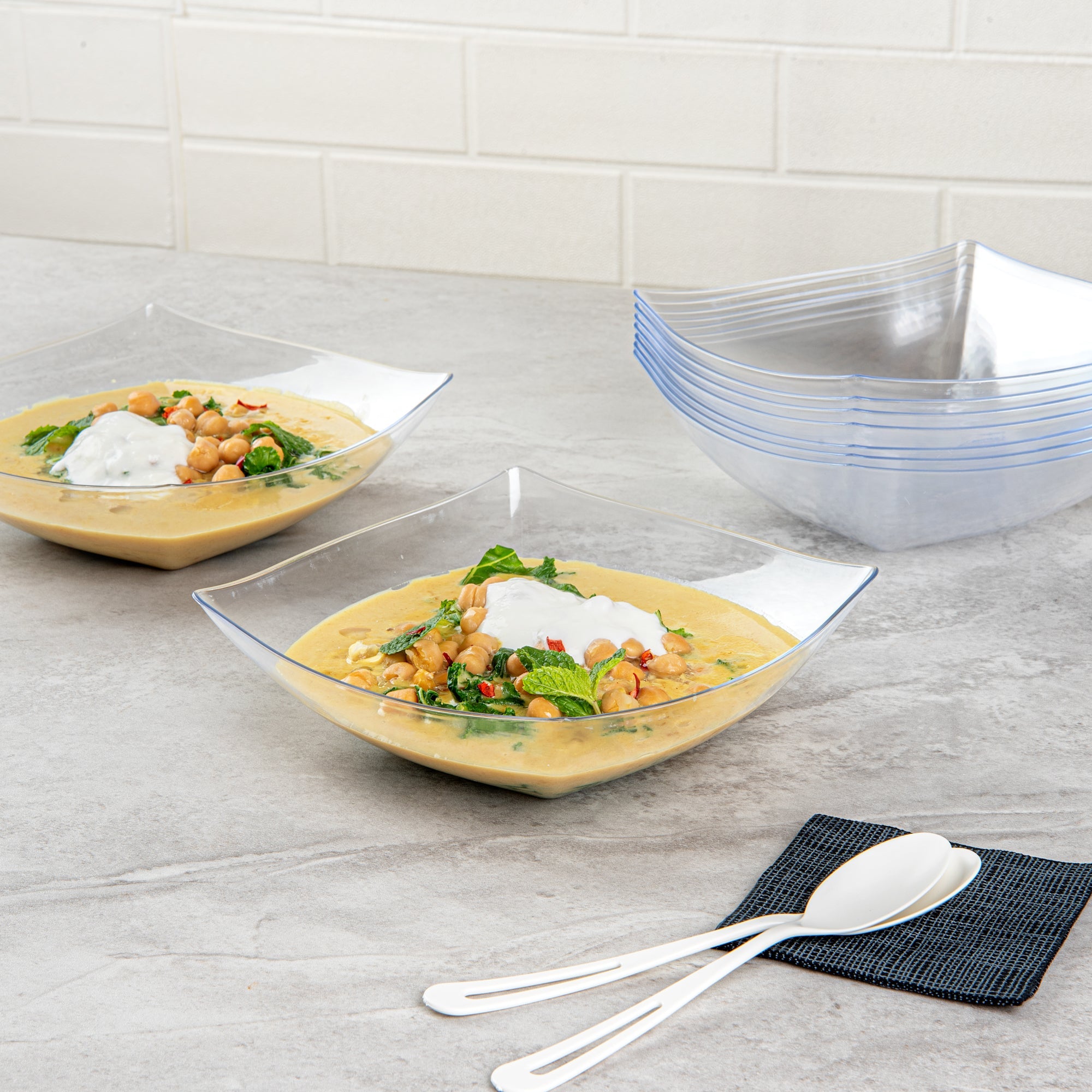 Moderna 32 oz Square Clear Plastic Bowl - 7 3/4" x 7 3/4" x 2 1/4" - 100 count box