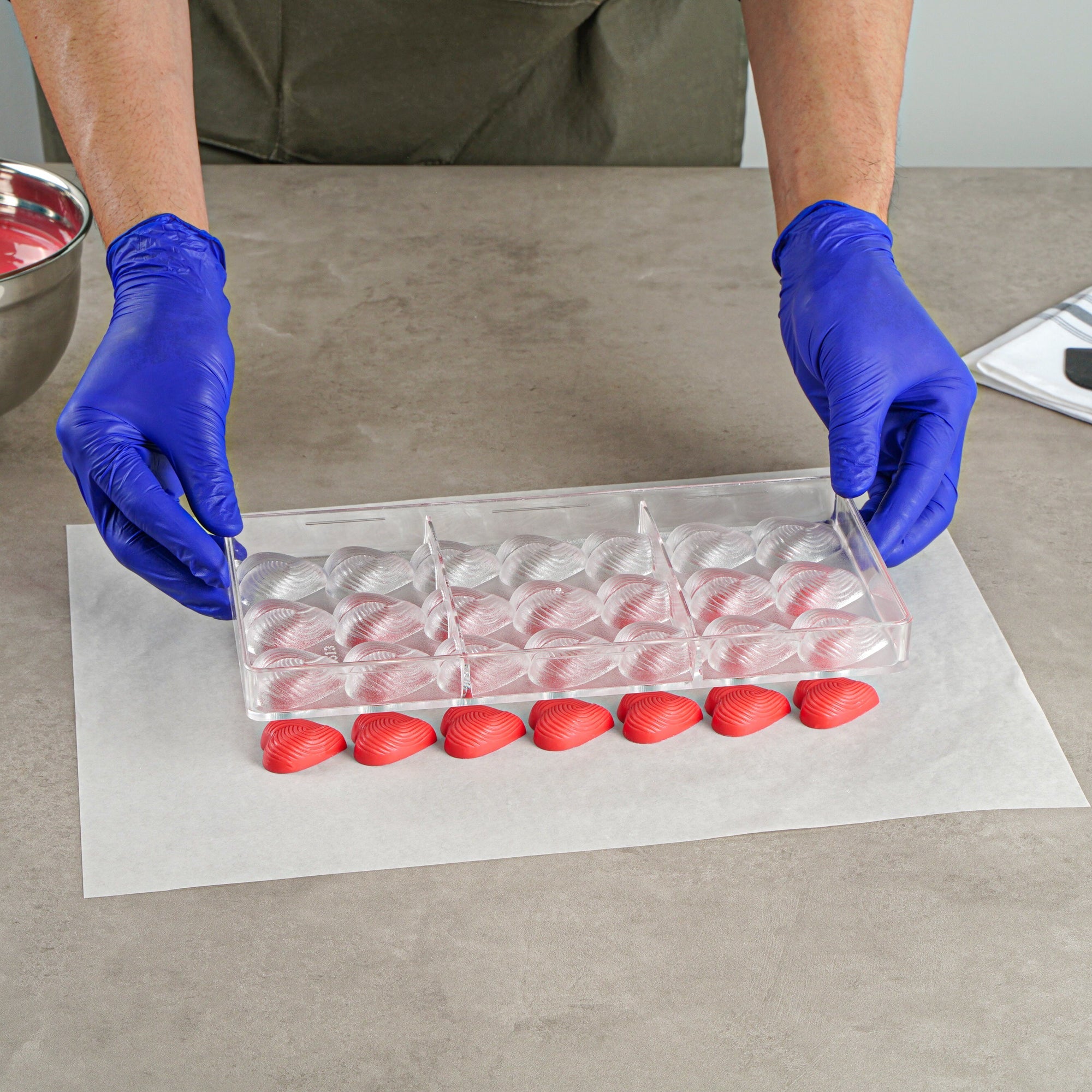 Pastry Tek Polycarbonate Thread Heart Candy / Chocolate Mold - 21-Compartment - 1 count box