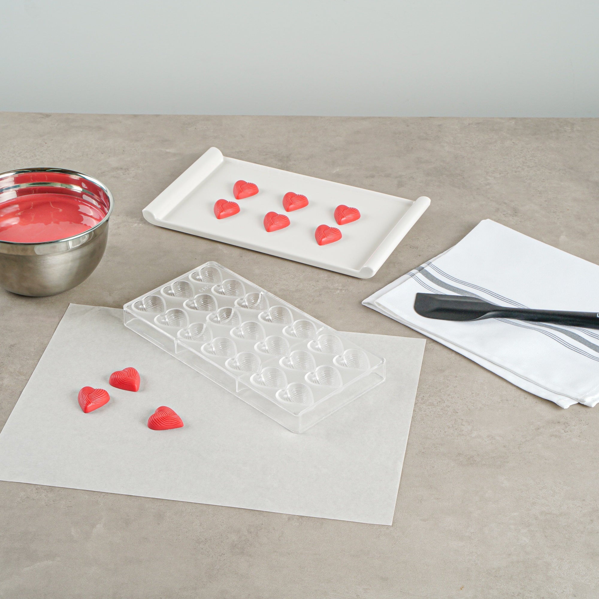 Pastry Tek Polycarbonate Thread Heart Candy / Chocolate Mold - 21-Compartment - 1 count box