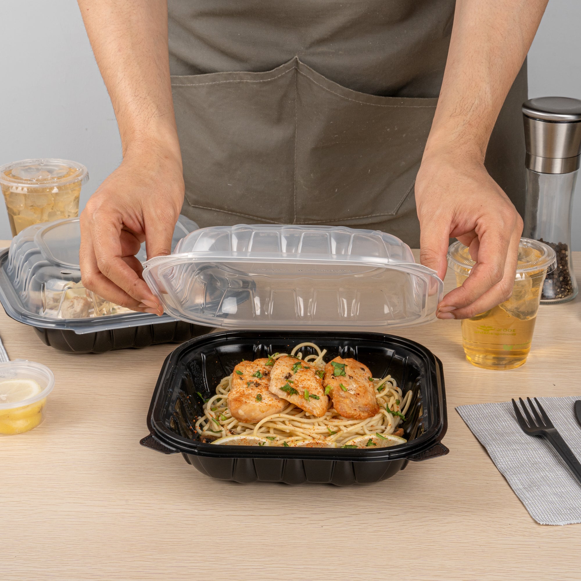 Thermo Tek 40 oz Black Plastic Clamshell Container - Microwavable - 9" x 9" x 3" - 100 count box