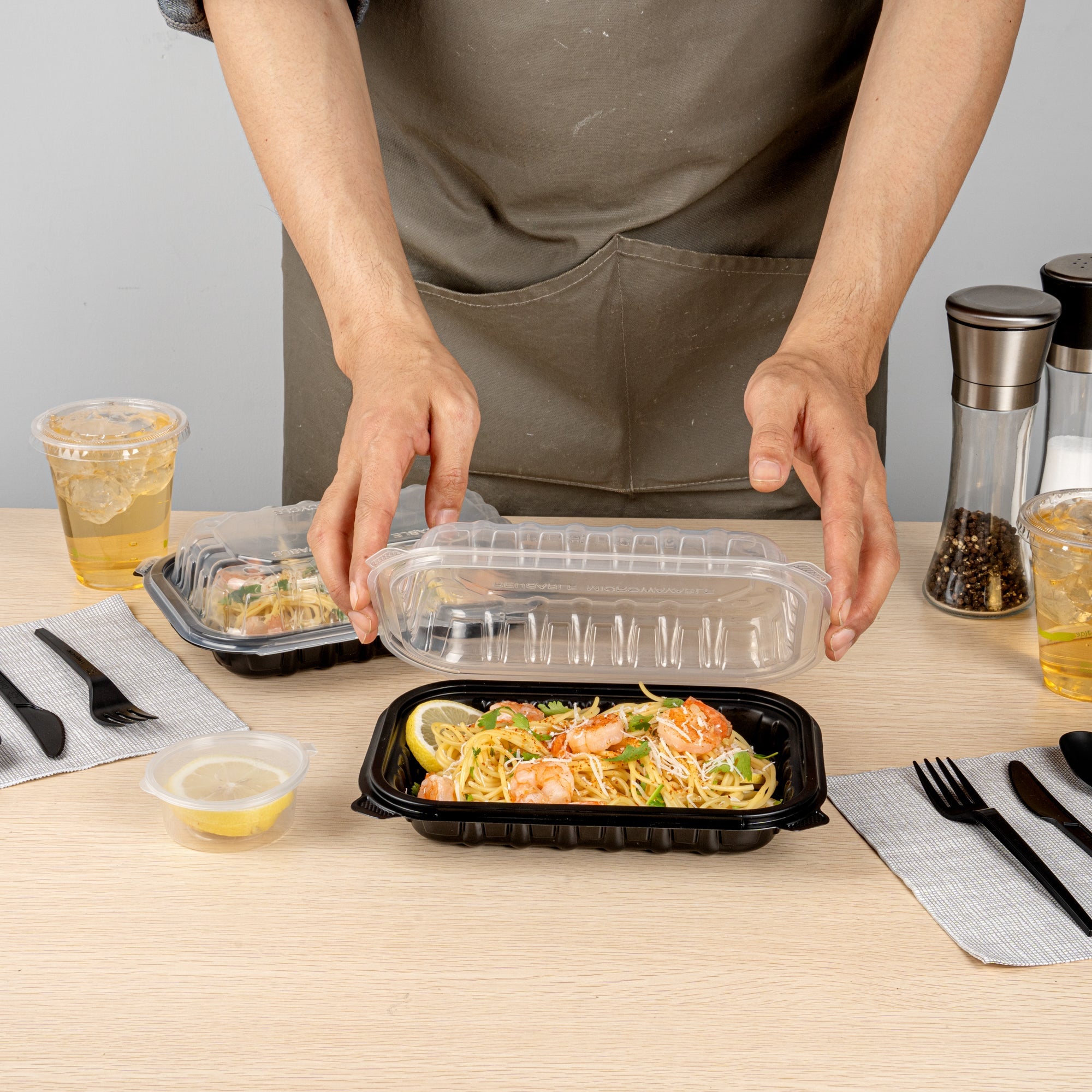Thermo Tek 24 oz Black Plastic Clamshell Container - Microwavable - 9" x 6" x 3" - 50 count box