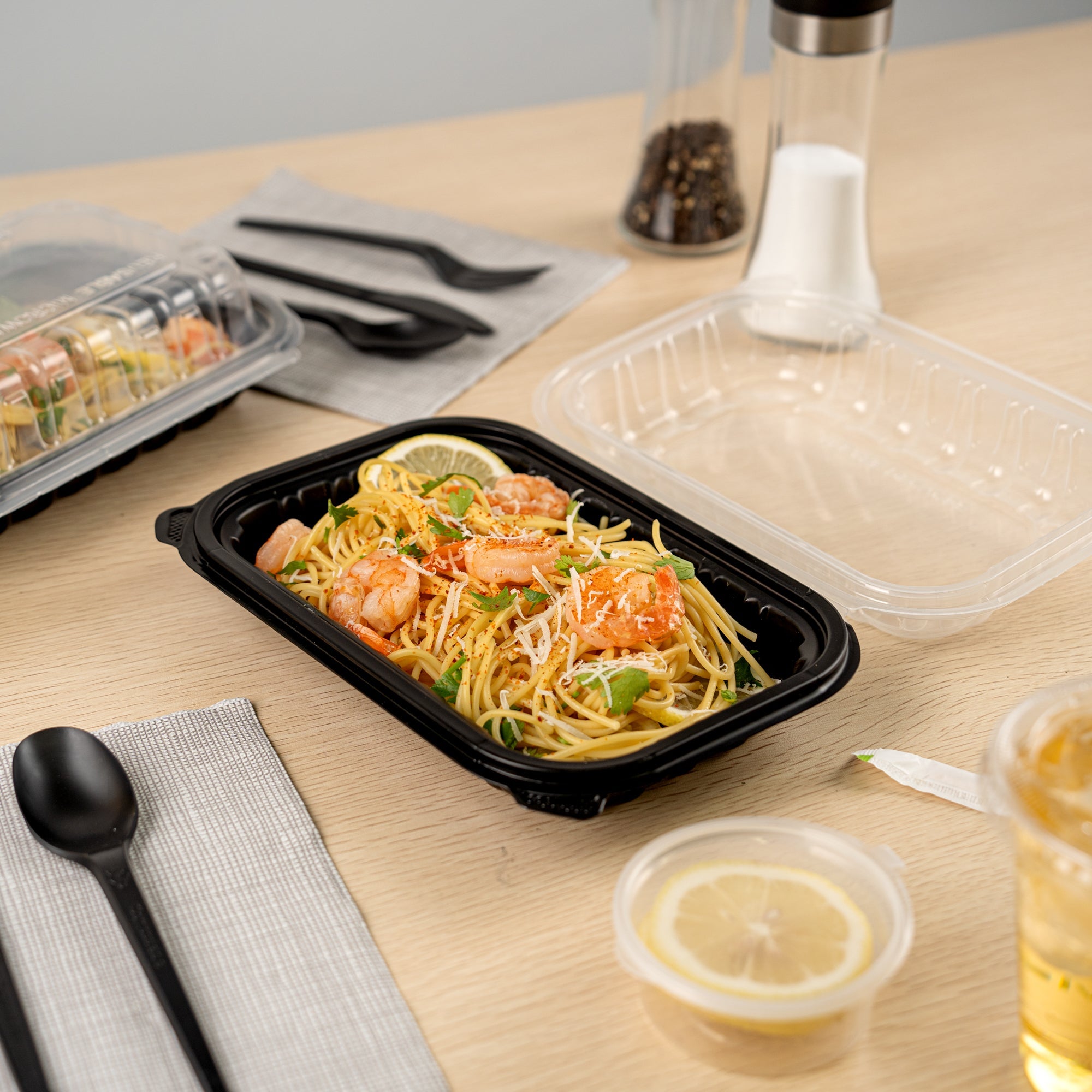 Thermo Tek 24 oz Black Plastic Clamshell Container - Microwavable - 9" x 6" x 3" - 50 count box