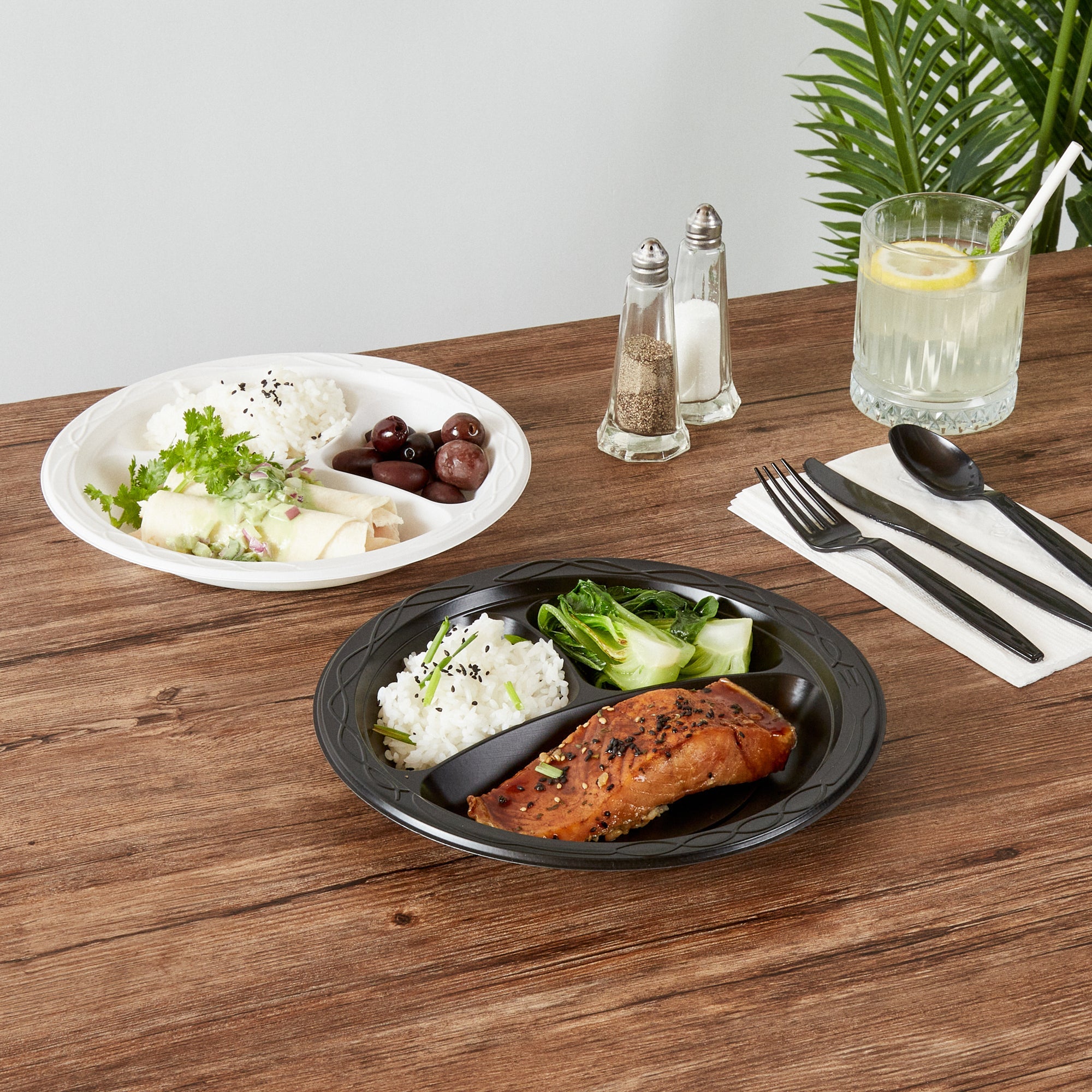 Chef 101 Round Black Plastic Plate - 3 Compartments, Microwavable - 9" x 9" x 3/4" - 50 count box