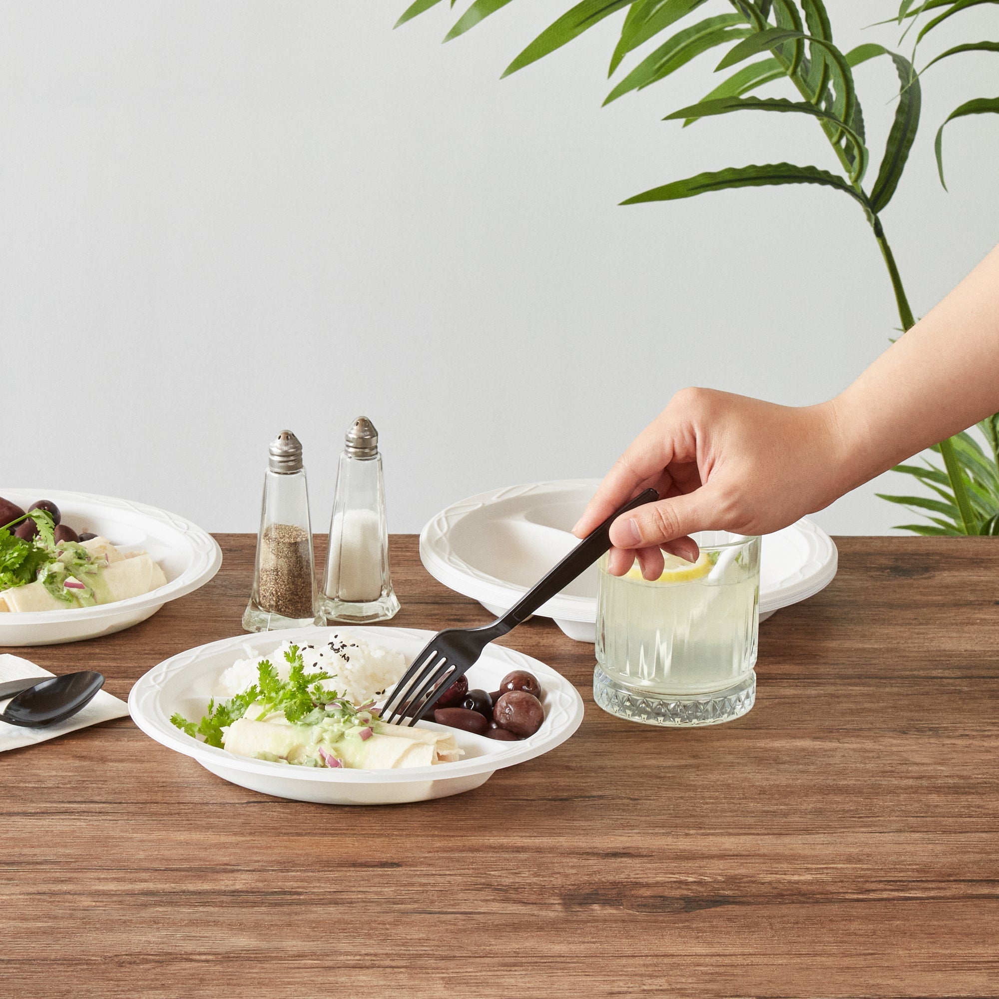 Chef 101 Round White Plastic Plate - 3 Compartments, Microwavable - 9" x 9" x 3/4" - 50 count box