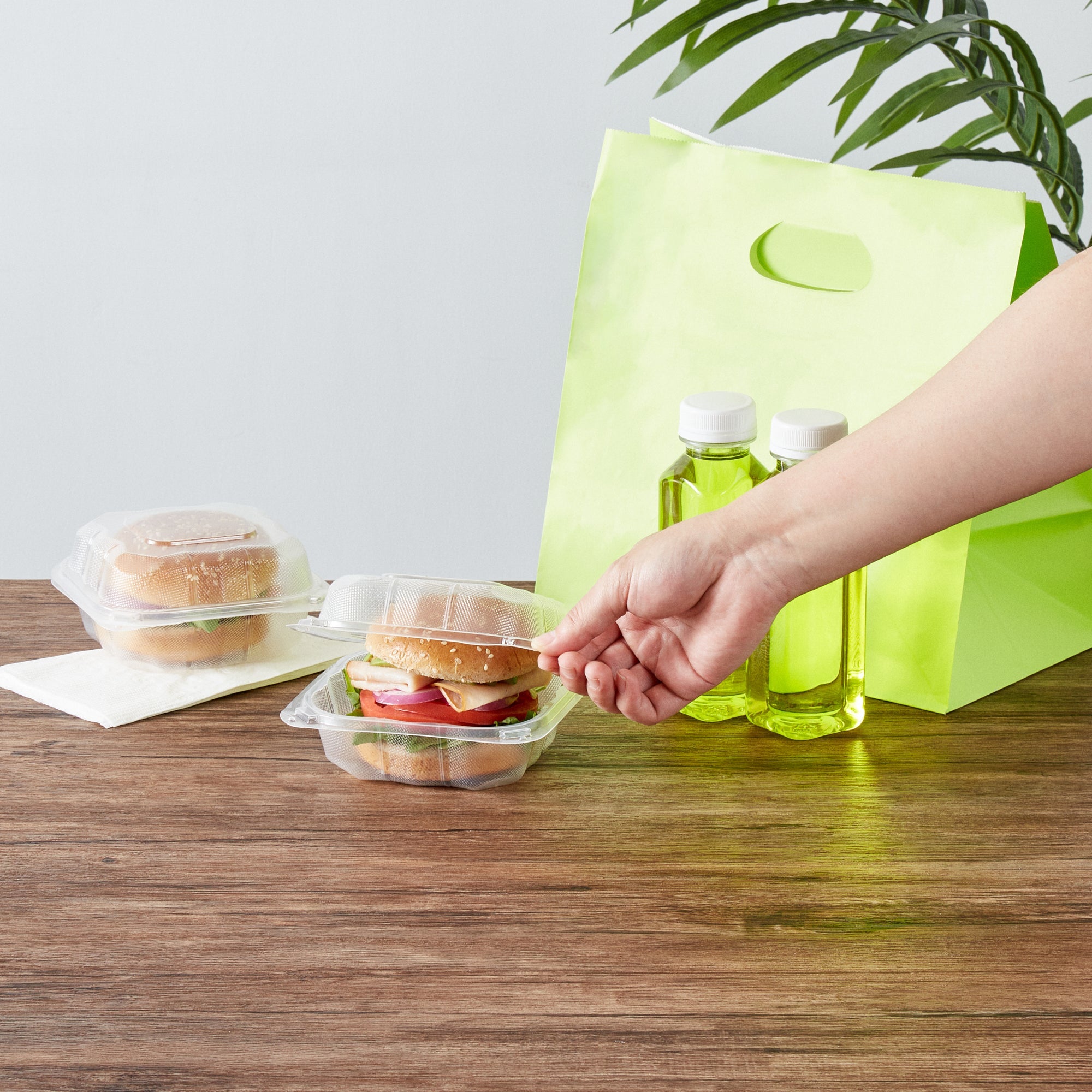 Chef 101 13 oz Square Clear Plastic Clamshell Container - Anti-Fog, Microwavable - 5 1/2" x 5 1/2" x 2 3/4" - 50 count box