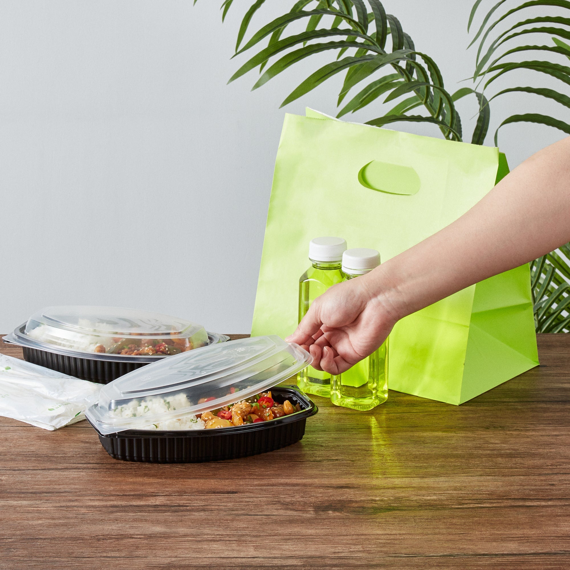 Chef 101 21 oz Oval Black Plastic Food Container - with Clear Lid, Microwavable - 9 1/4" x 5 3/4" x 2 1/4" - 50 count box
