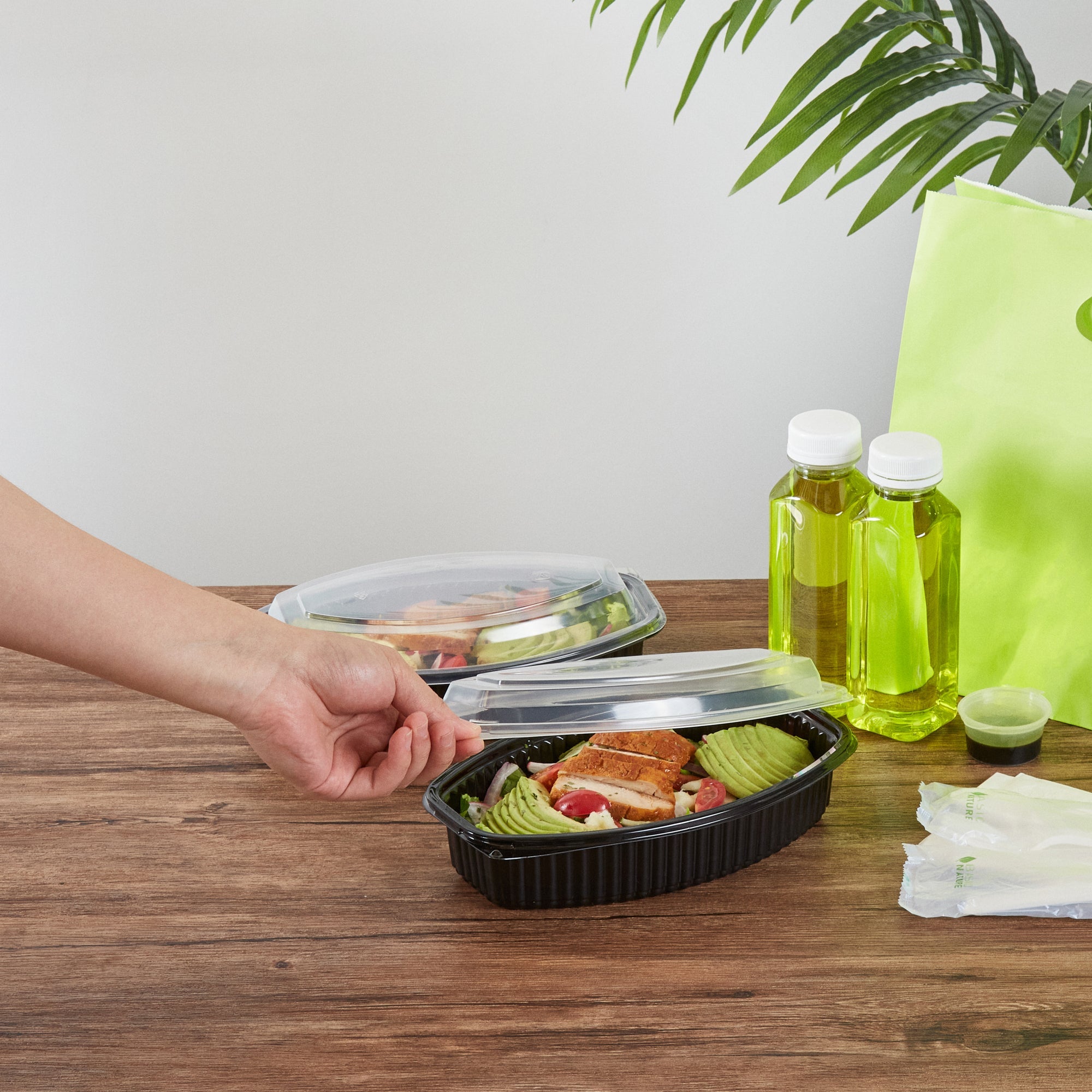 Chef 101 28 oz Oval Black Plastic Food Container - with Clear Lid, Microwavable - 9 1/4" x 5 3/4" x 2 3/4" - 50 count box