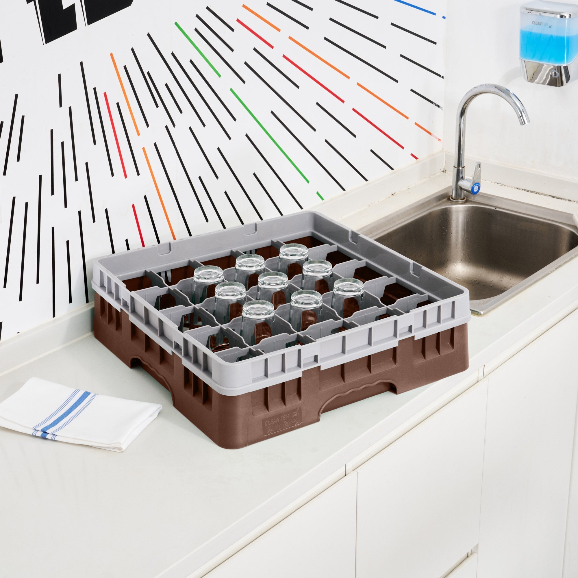 Clean Tek Professional Brown Glass Rack - 25 Compartments, 1 Full Drop Extender - 19 3/4" x 19 3/4" x 5 3/4" - 1 count box