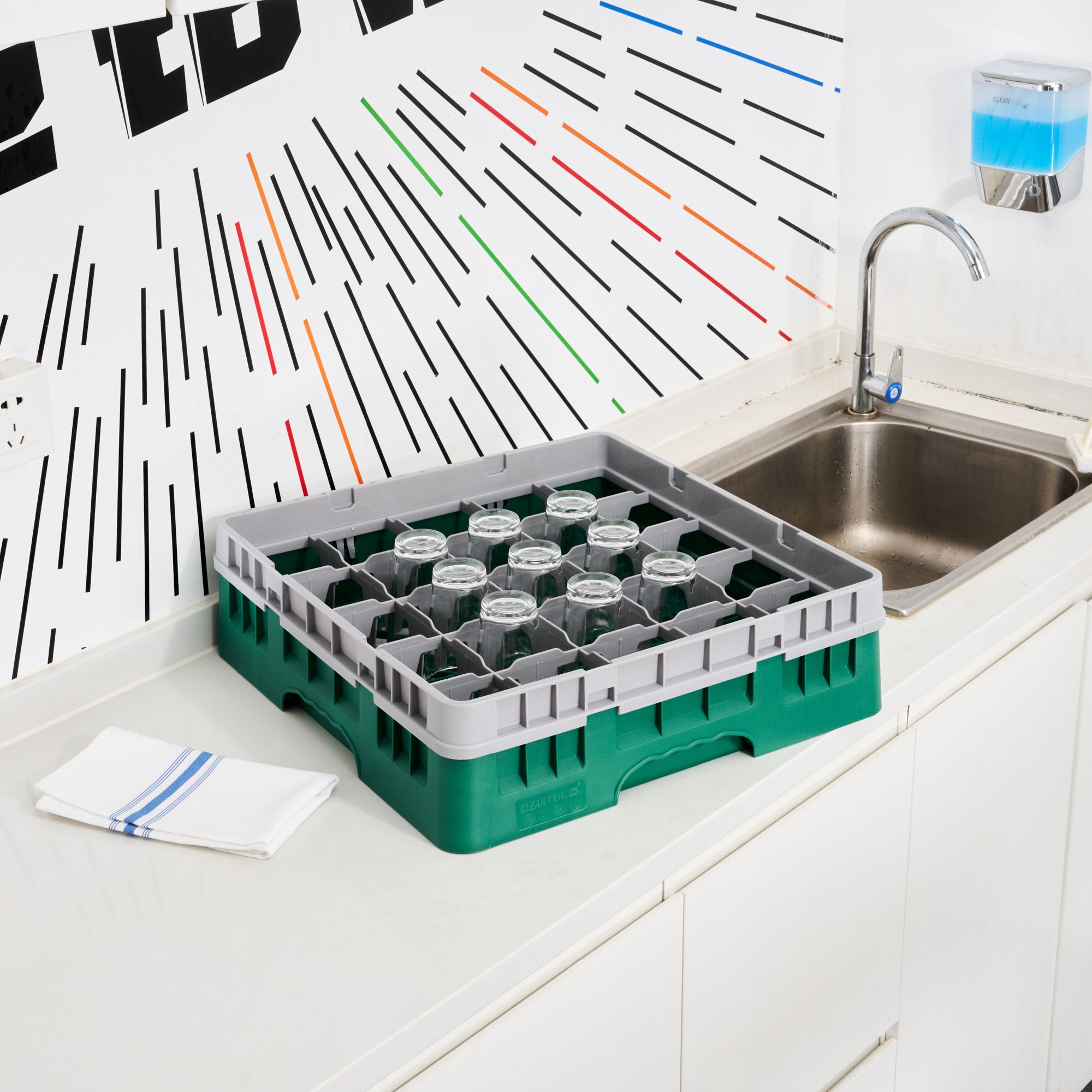 Clean Tek Professional Green Glass Rack - 25 Compartments, 1 Full Drop Extender - 19 3/4" x 19 3/4" x 5 3/4" - 1 count box
