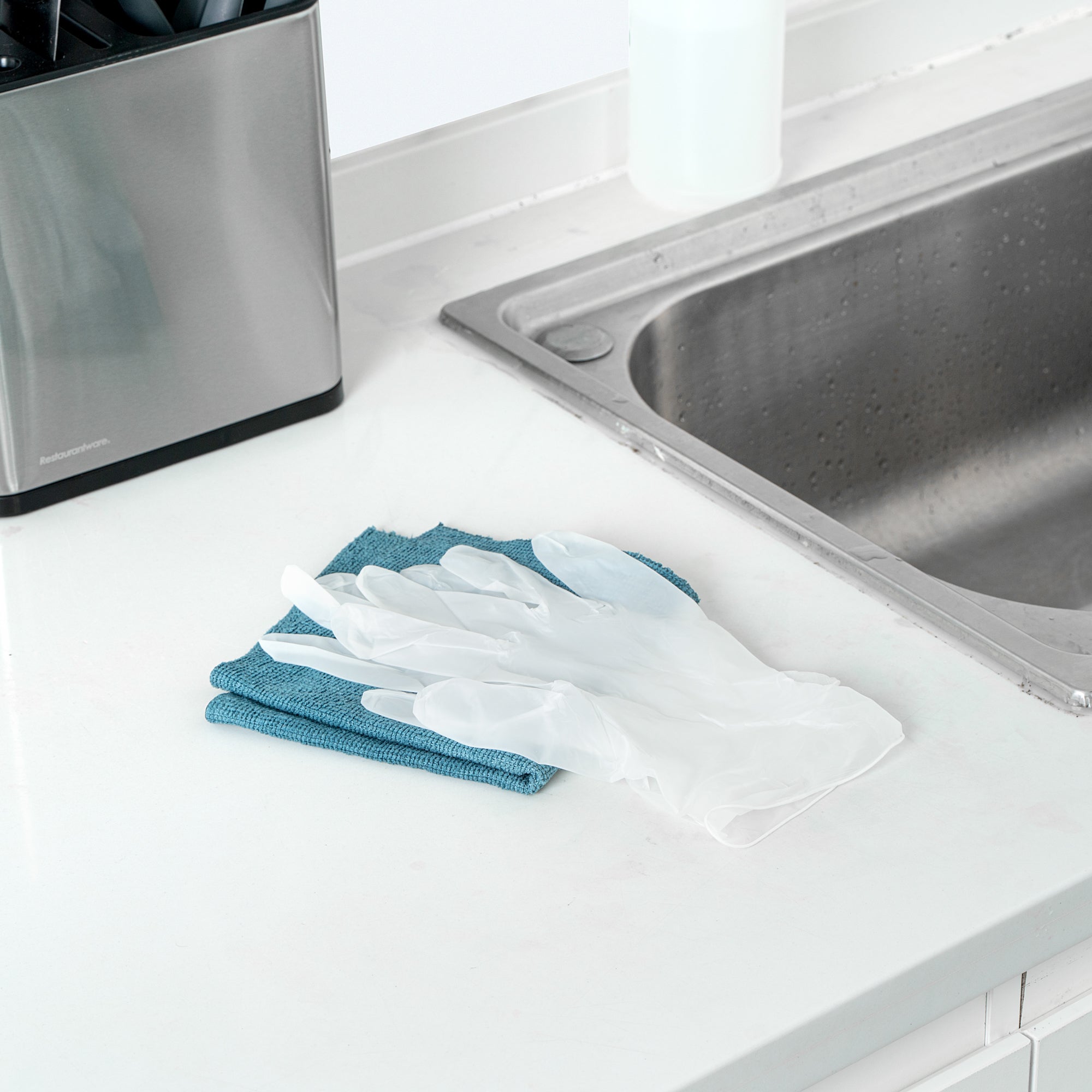 Serve Secure Clear Large Vinyl Gloves - Powder-Free, Latex-Free - 9" x 4 1/4" - 100 count box