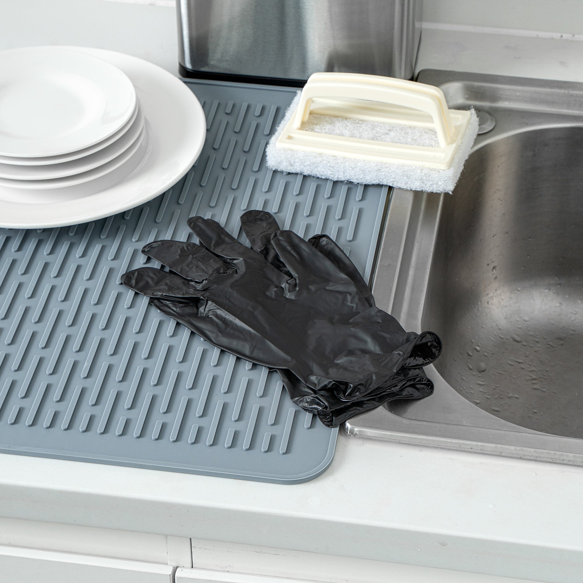 Serve Secure Black Medium Synmax Vinyl Gloves - Powder-Free, Latex-Free - 9" x 3 3/4" - 1000 count box