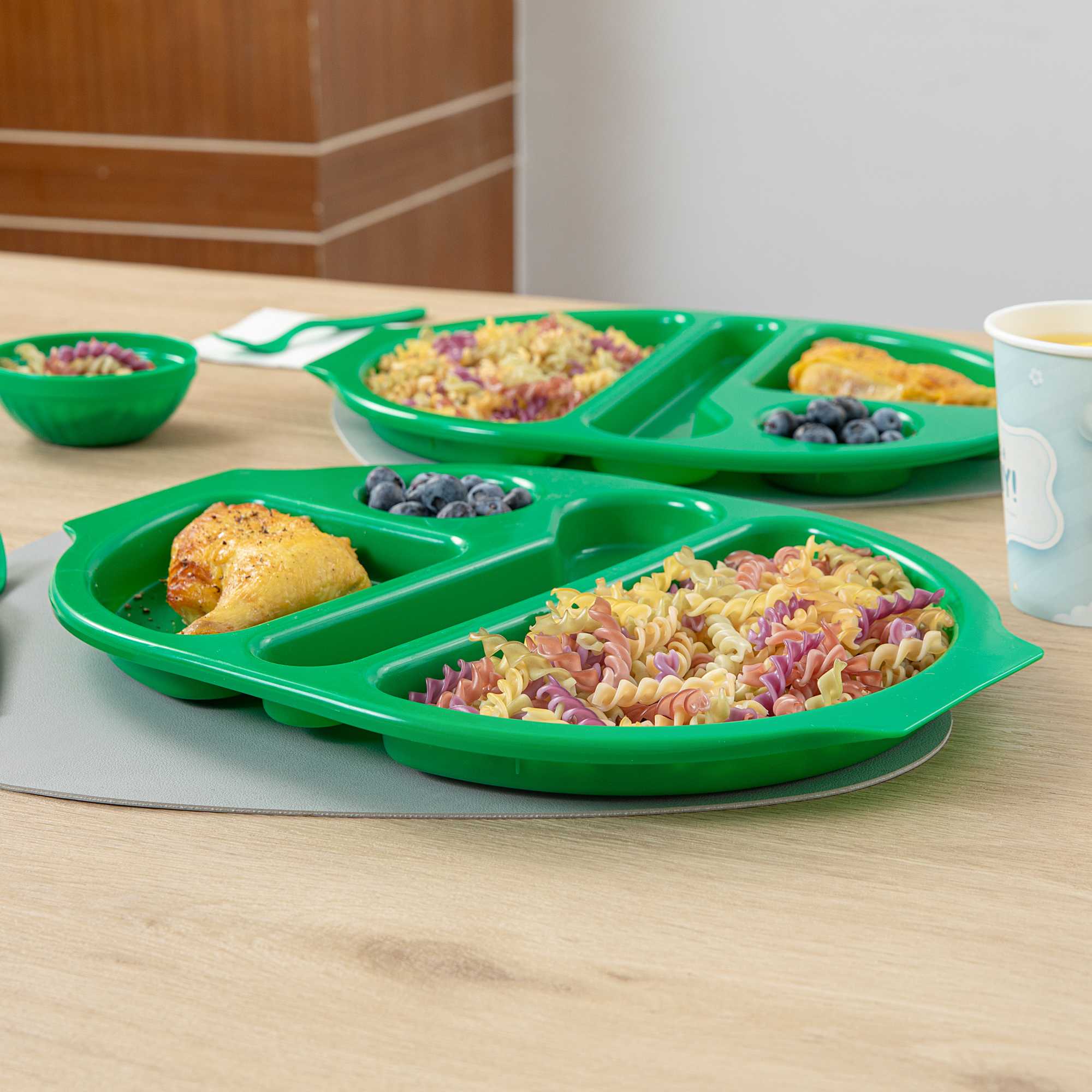 RW Kids Green Plastic Lunch Tray - 4 Compartments - 14 3/4" x 11" x 1" - 10 count box