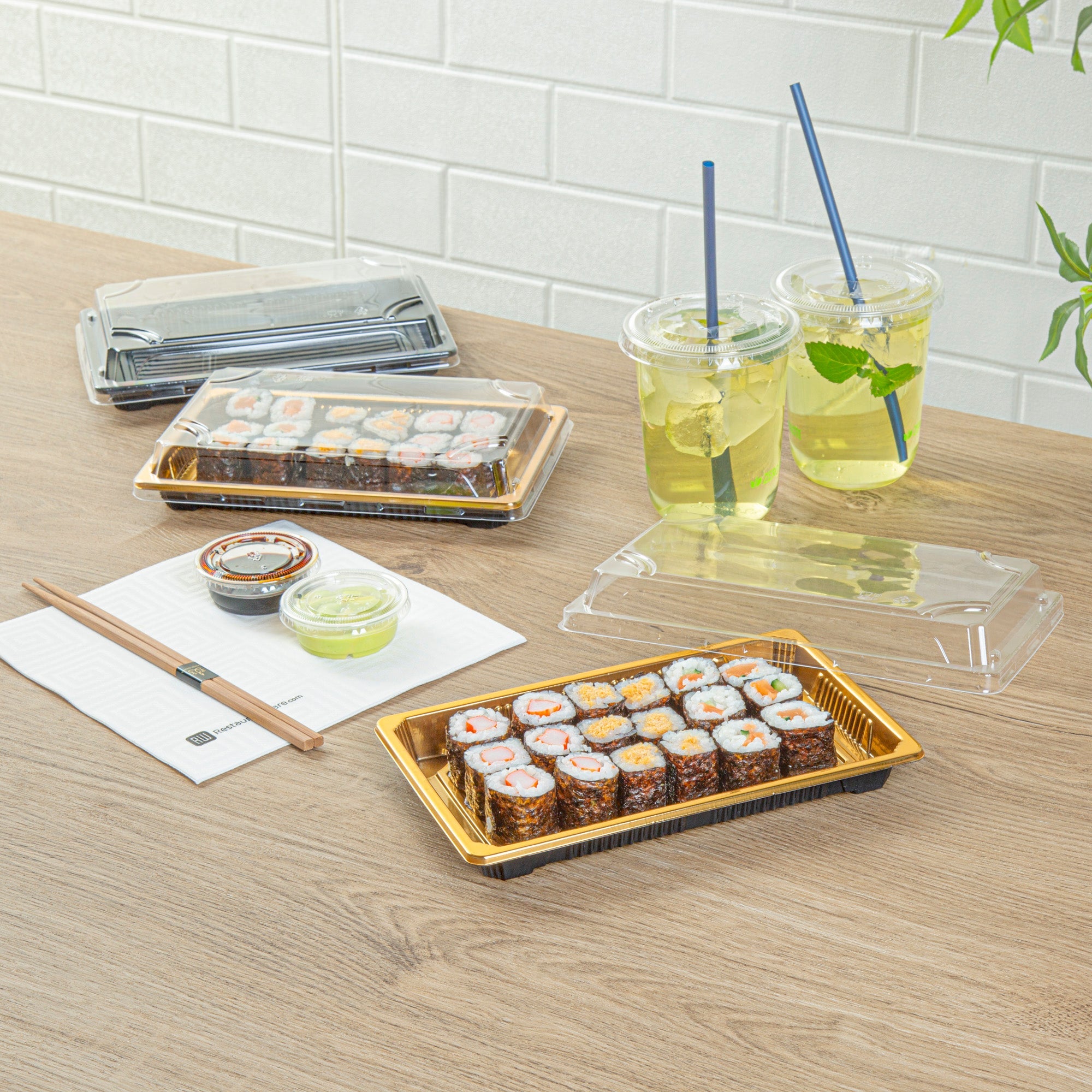 Roku Rectangle Gold Plastic Take Out Sushi Tray - with Clear Lid - 8 1/4" x 5 1/4" x 1 1/2" - 100 count box