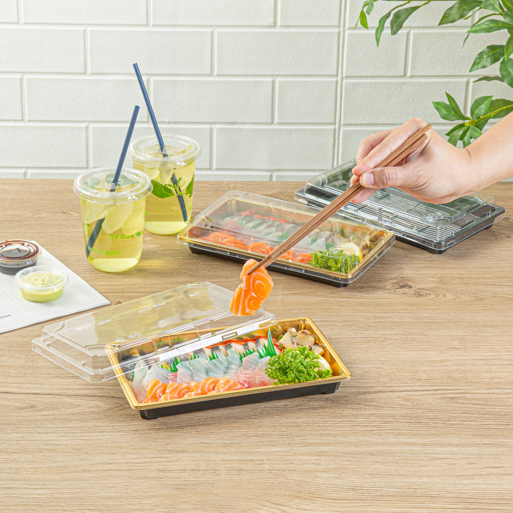 Roku Rectangle Gold Plastic Take Out Sushi Tray - with Clear Lid - 9 1/4" x 6" x 1 3/4" - 100 count box