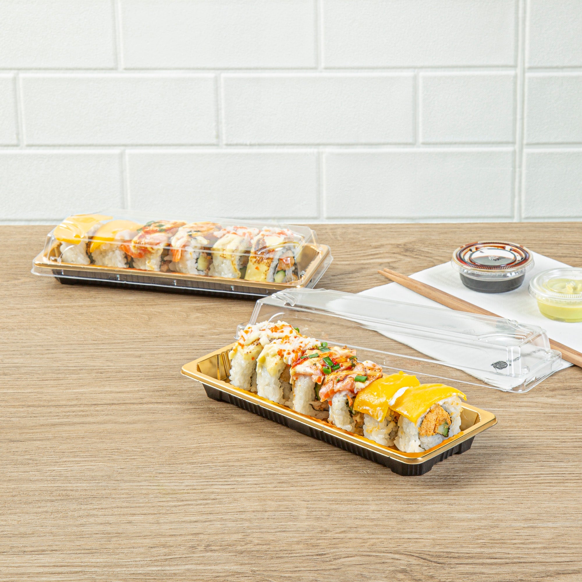 Roku Rectangle Gold Plastic Take Out Sushi Tray - with Clear Lid - 8 1/2" x 3 1/4" x 1 3/4" - 100 count box